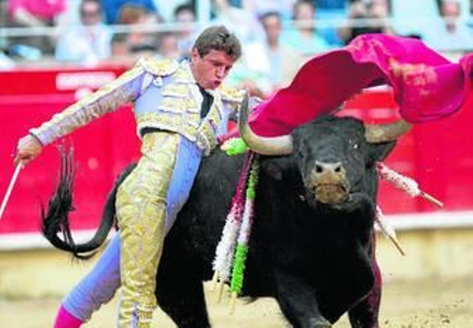 Miguel Tendero, en un pase de pecho, ayer, en Barcelona.