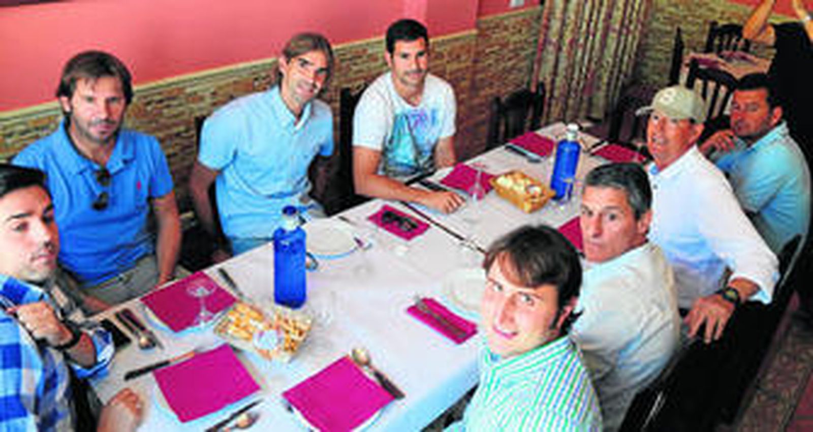 Los técnicos del Trebujena y del Xerez DFC compartieron ayer un almuerzo en el bar El Carmelo de Mesas de Asta.