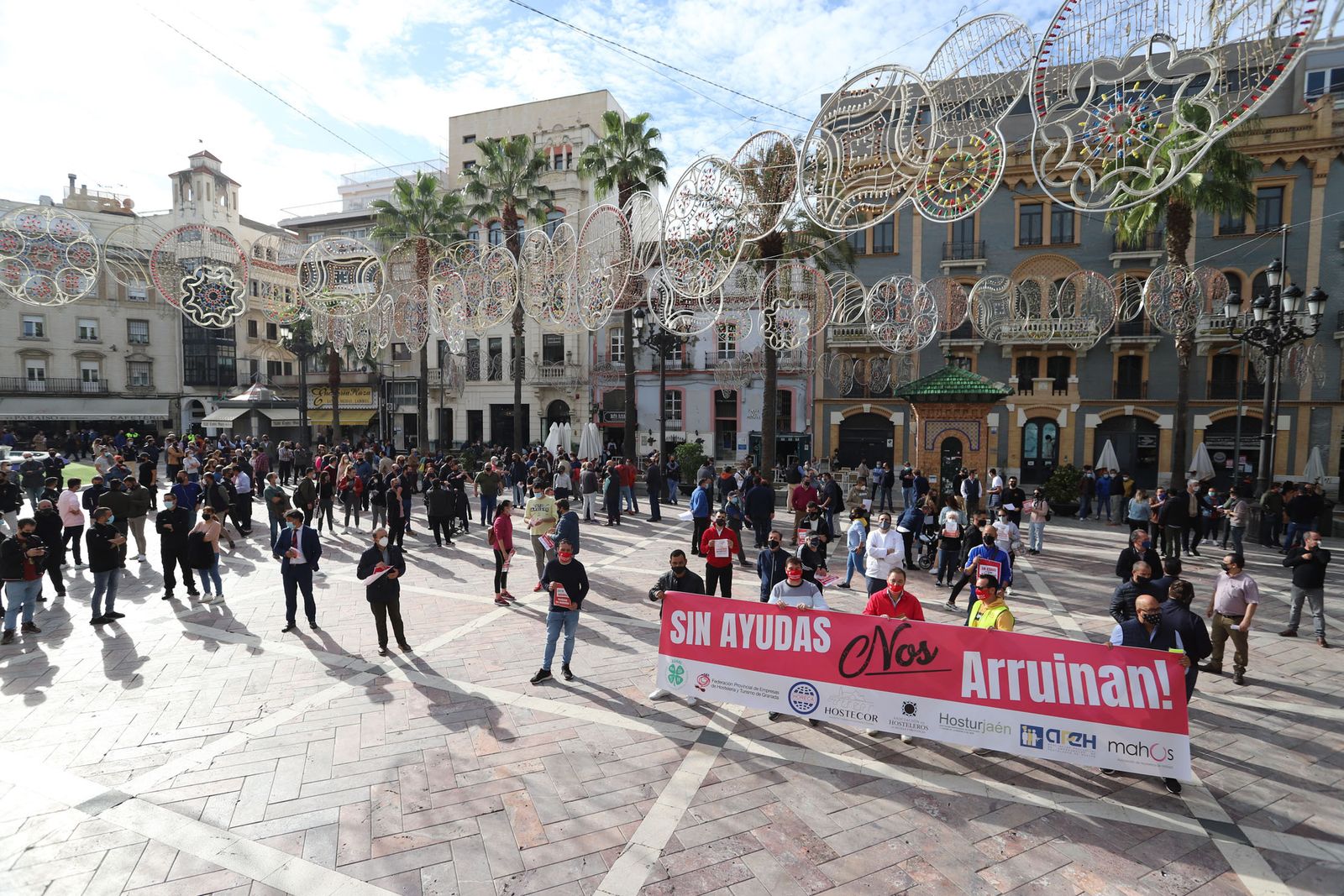 Imágenes de la concentración de los hosteleros de Huelva para reclamar ayudas.