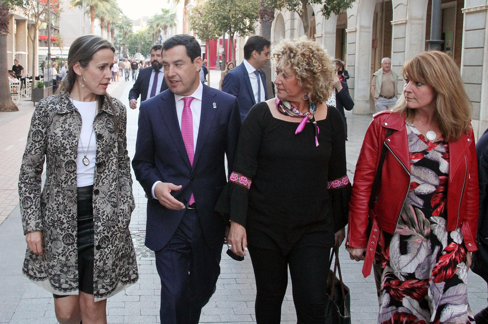 Juanma Moreno se reúne con Gabriel Cruz en el Ayuntamiento, en imágenes