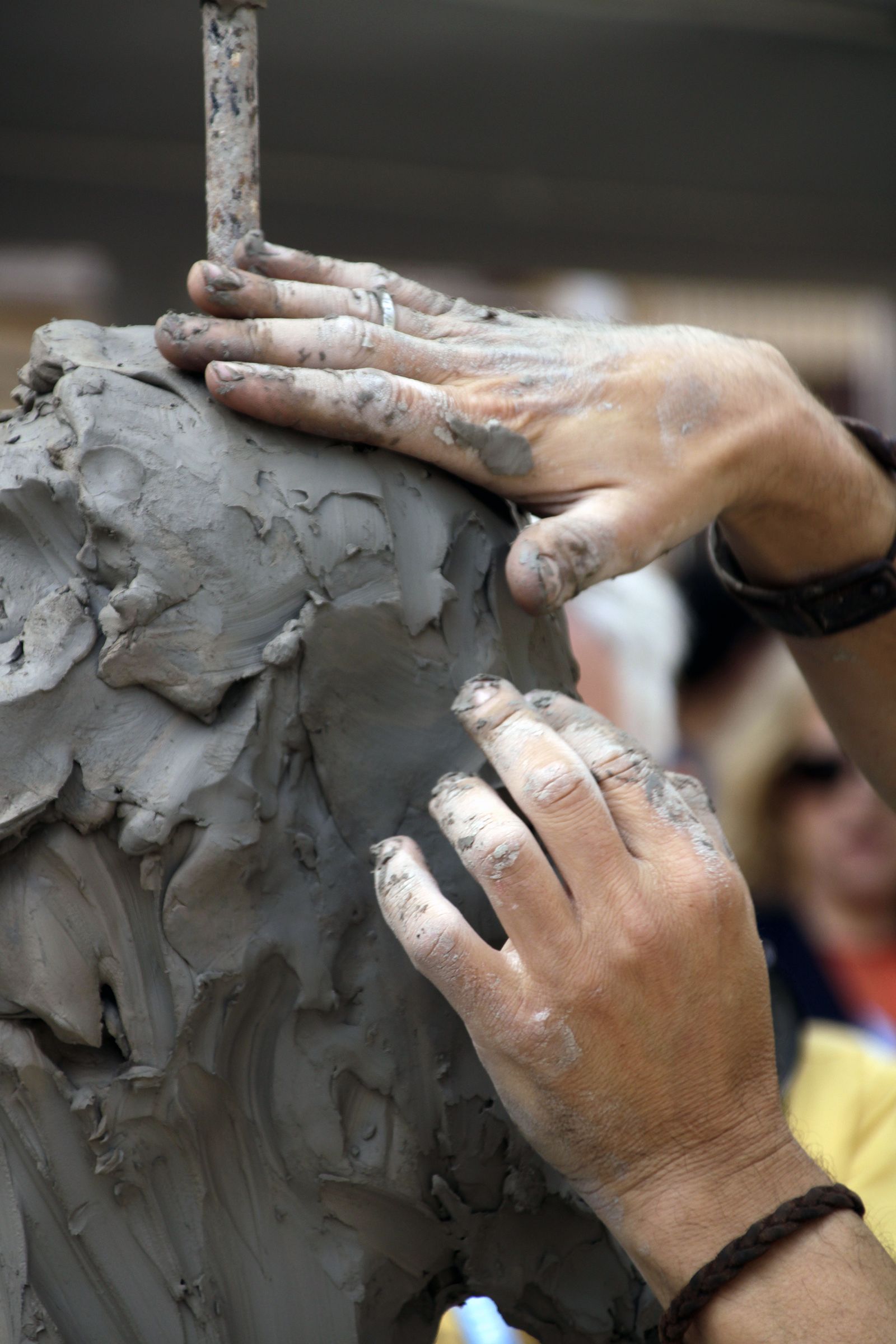 Modelado del escultor Martín Lagares con motivo de la II Feria del Emprendimiento en imágenes