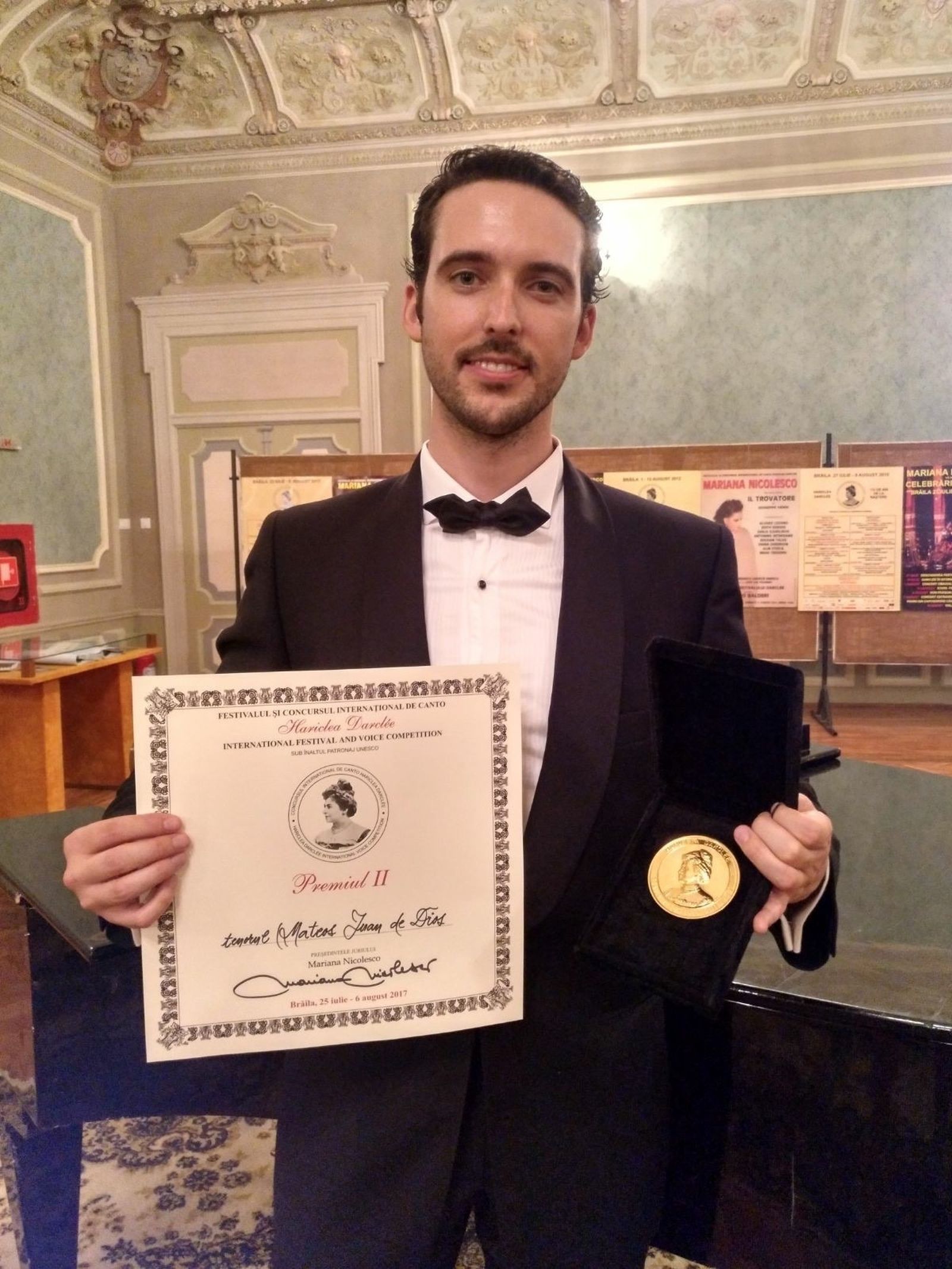 Juan de Dios Mateos con el diploma que le acredita con el segundo premio.