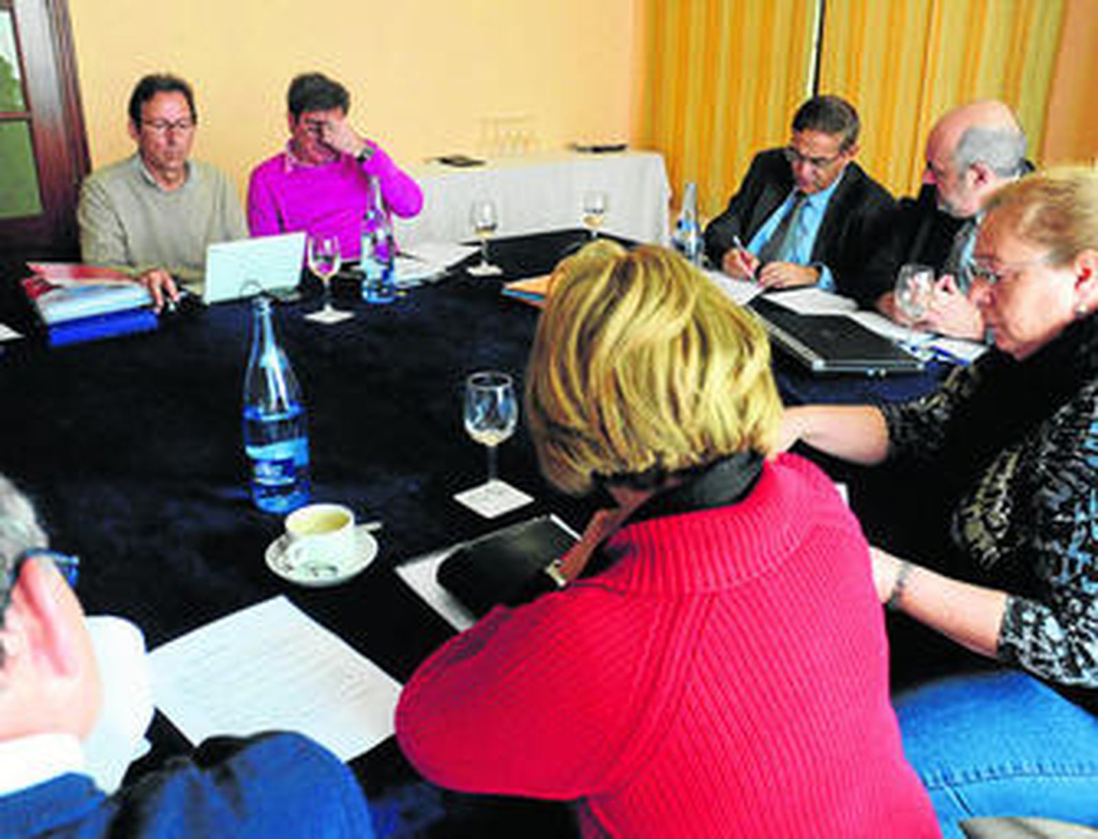Momento de la reunión de ayer de dirección y trabajadores de la residencia de Cruz Roja.