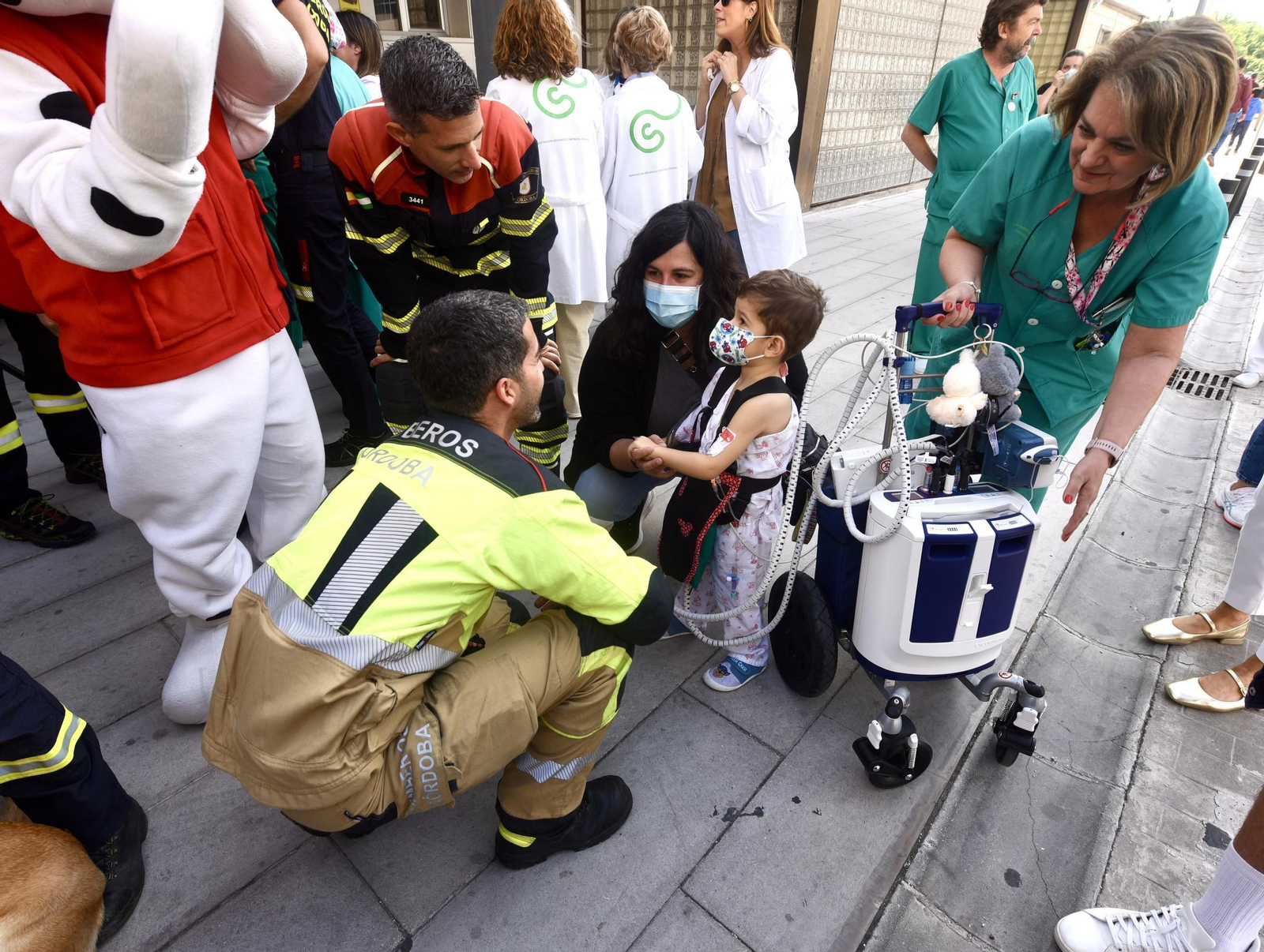 El Reina Sofía celebra el Día del Niño Hospitalizado con la visita de los bomberos, en imágenes