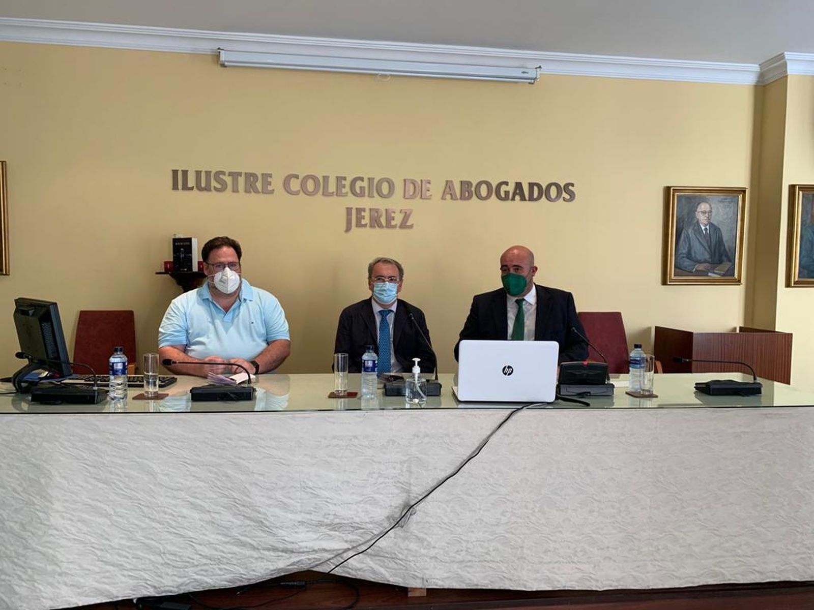 Enrique Montiel, Federico Fernández y Alberto Escudier, en el Colegio de Abogados de Jerez.