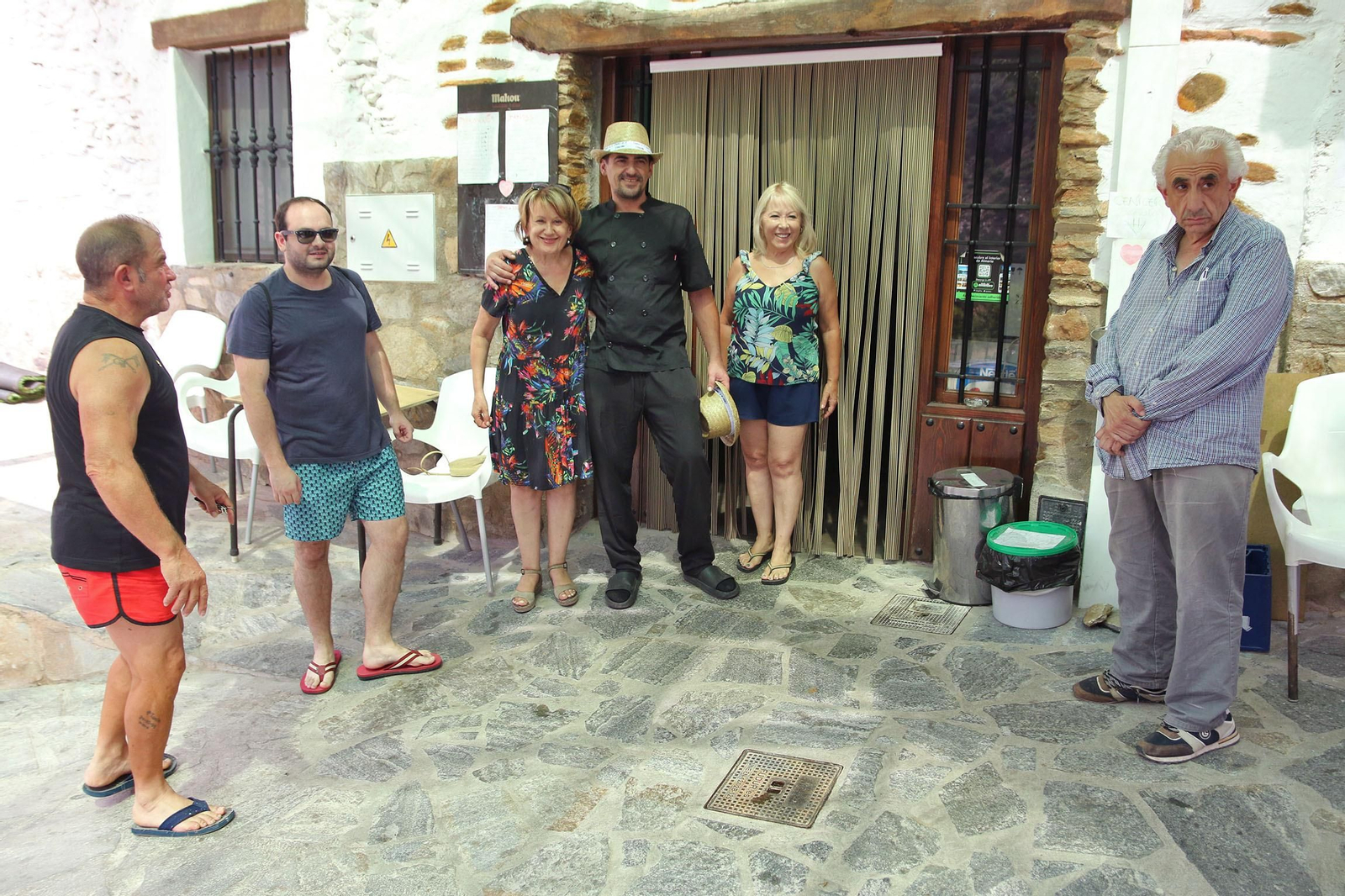 Imágenes de la ruta por bares y tiendas de comercio contra la Almería Vaciada