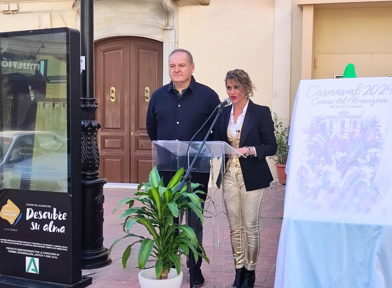 Antonio Fernández Liria, alcalde de Cuevas junto a la concejala de Festejos, Isabel Haro.