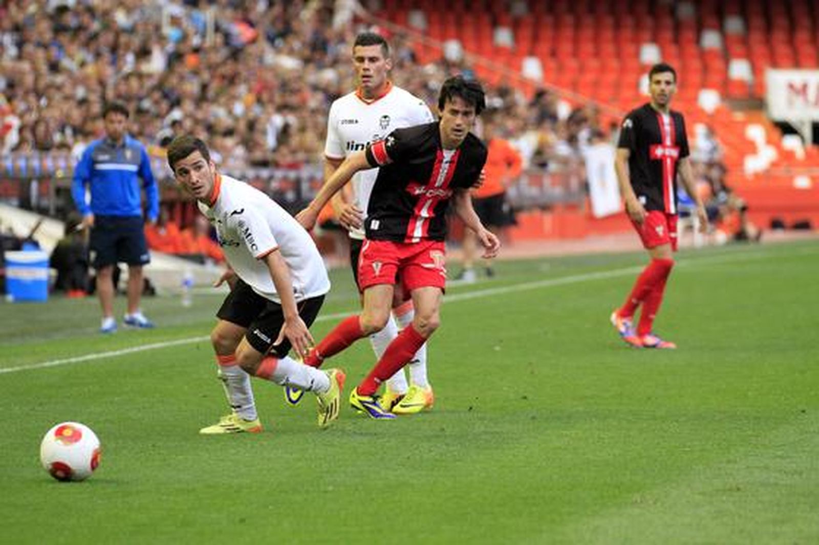 Los albirrojos consuman la pérdida de la categoría un año después de subir al caer en Valencia por 1-0

Foto: LOF