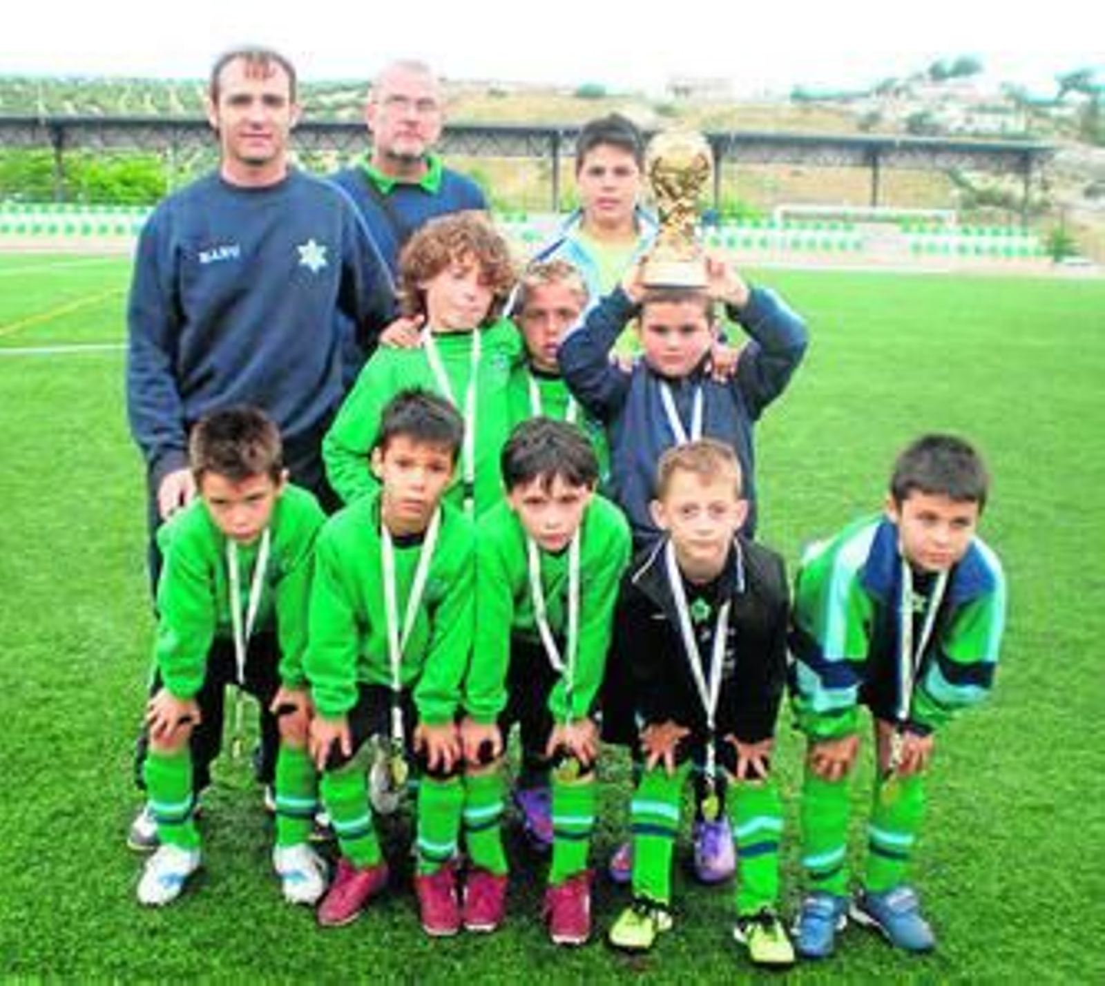 Los jugadores orientales levantan el trofeo.
