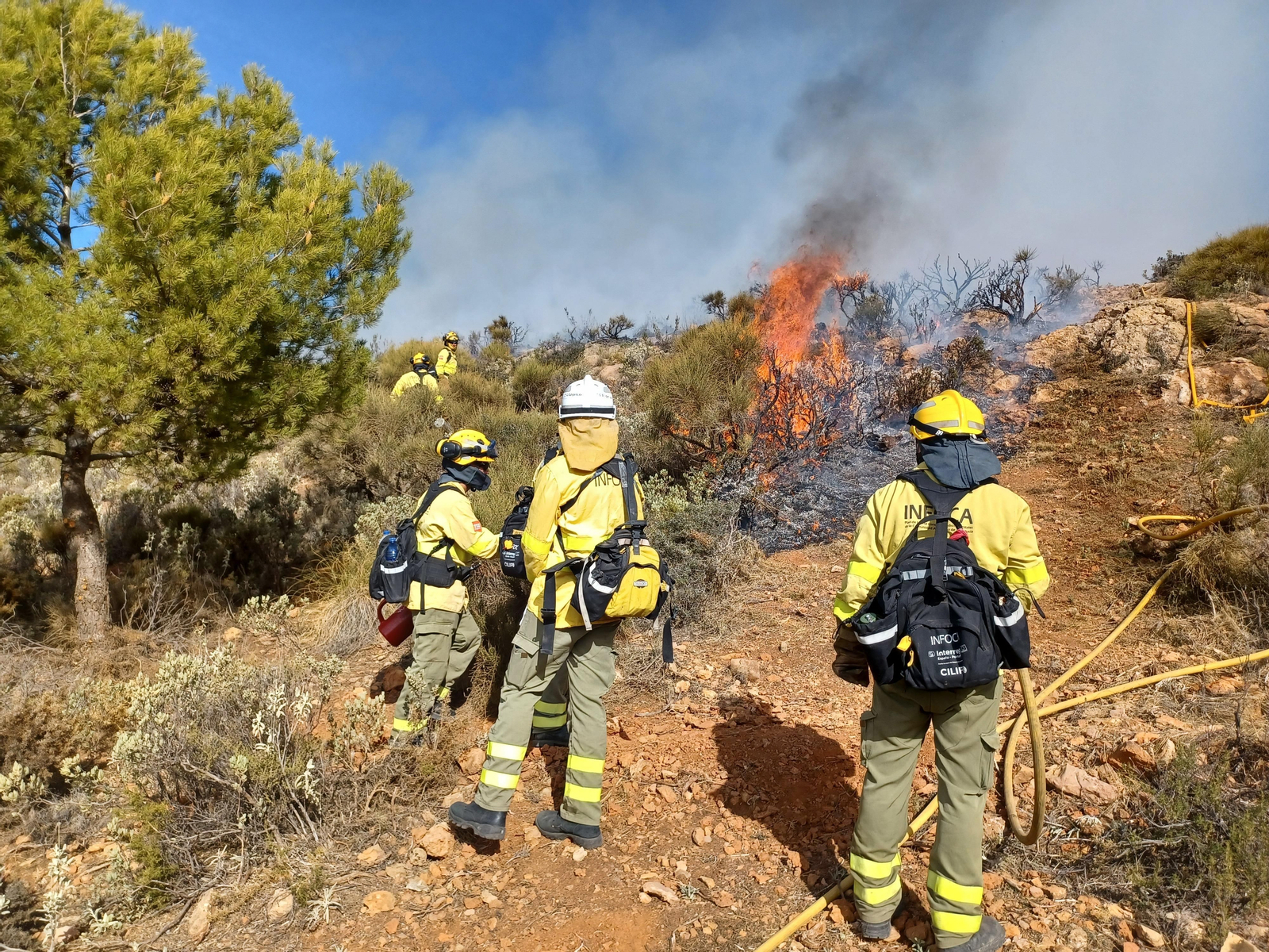 Quema prescrita del Infoca en Cortijo Clavero de Dalías