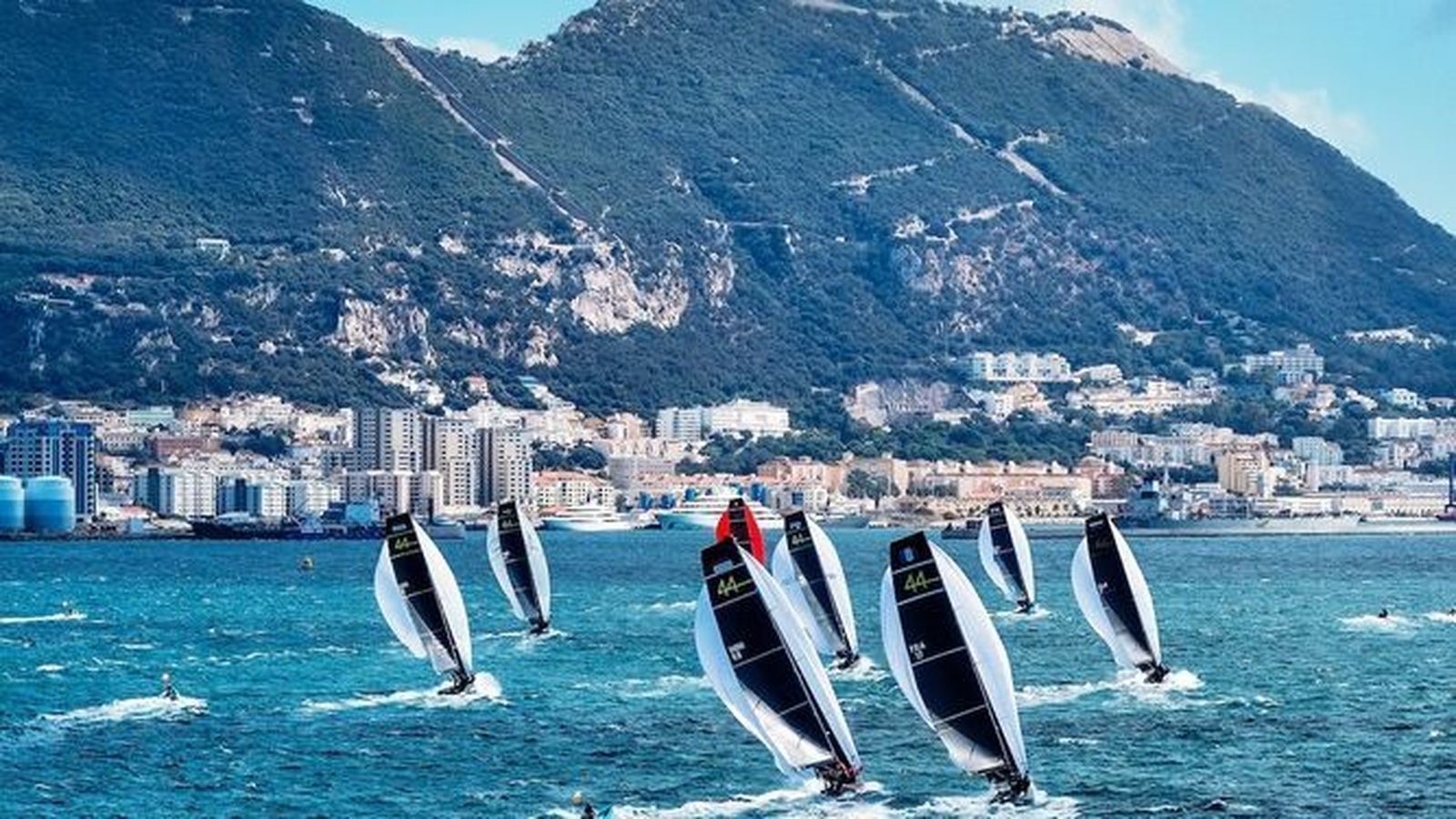 Preciosa imagen de las embarcaciones con el Peñón de Gibraltar al fondo.