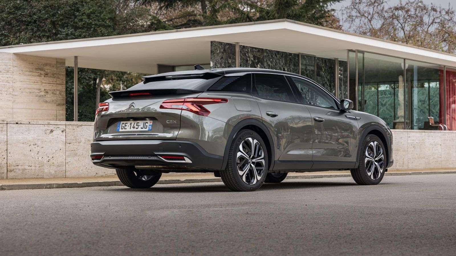 Con este nuevo Plug-in Hybrid ë-AT8 180, Citroën reemplaza el motor de 180 CV de gasolina -como todos los que usa este coches- del C5 X. Con este nuevo Plug-in Hybrid ë-AT8 180, Citroën reemplaza el motor de 180 CV de gasolina -como todos los que usa este coches- del C5 X.