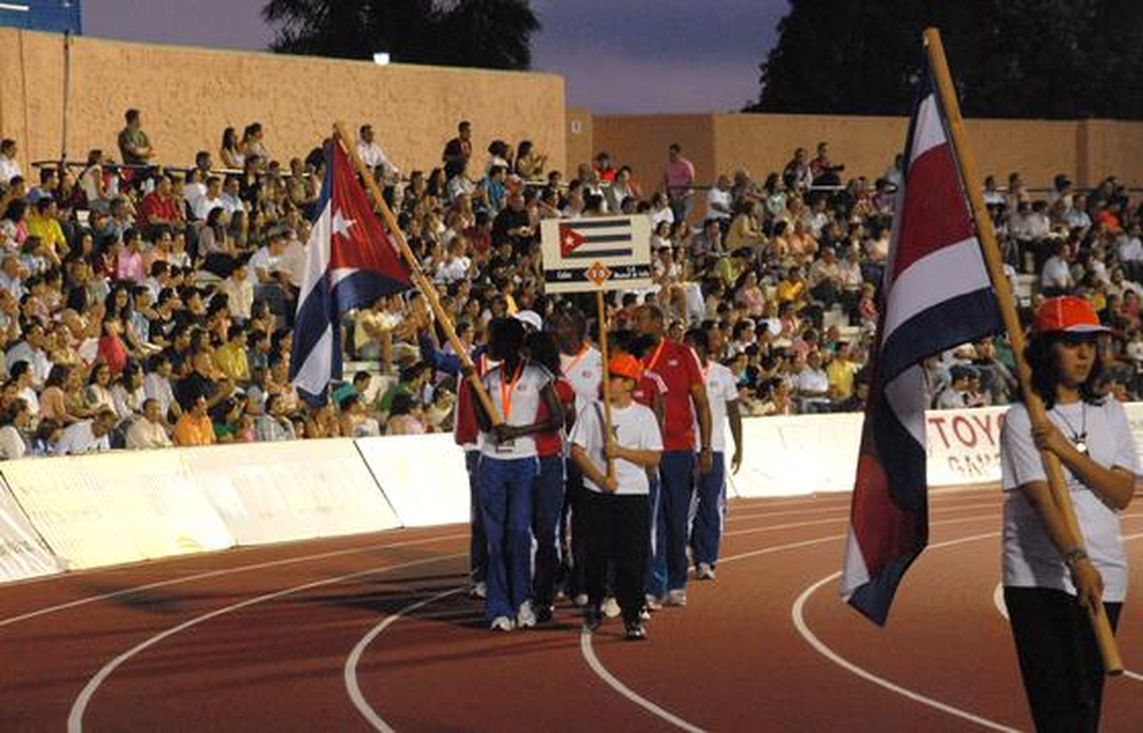 Luz y color en Bahía Sur en la ceremonia de apertura de los XIV Juegos Iberoamericanos San Fernando 2010. 

Foto: Elias Pimentel y Joaquin Pino