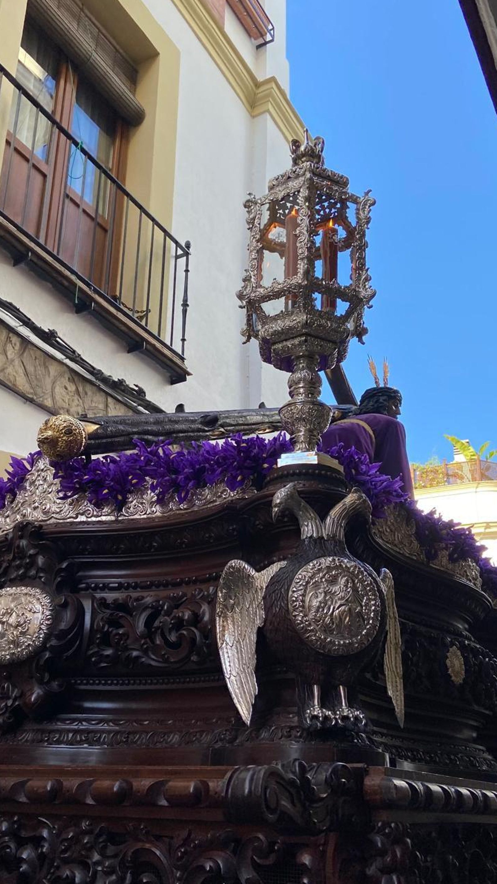 La cartela del Águila Bicéfala que decora las esquinas del paso del Señor de la Salud de las Tres Caídas.