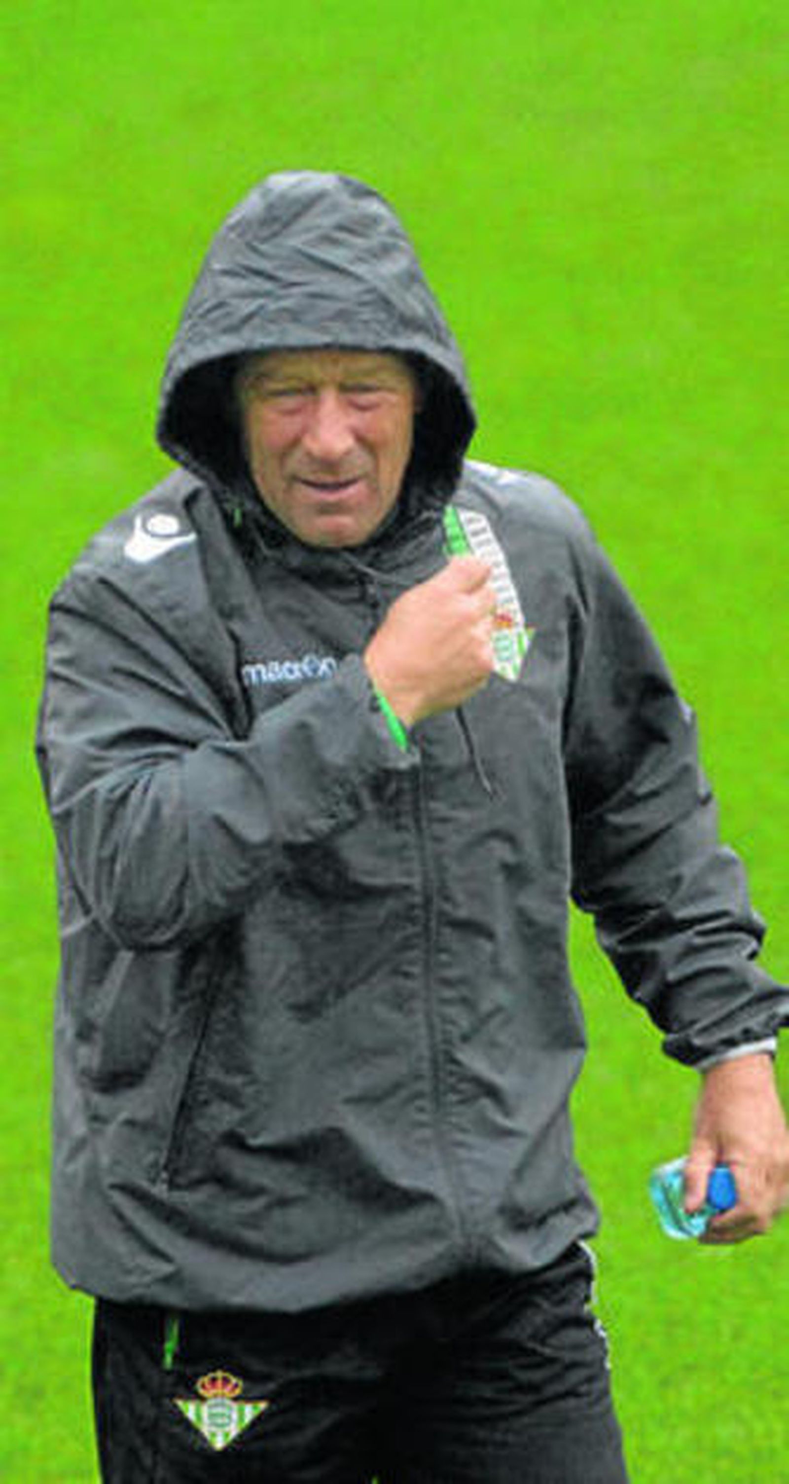 Gabriel Calderón se protege de la lluvia con un chubasquero.