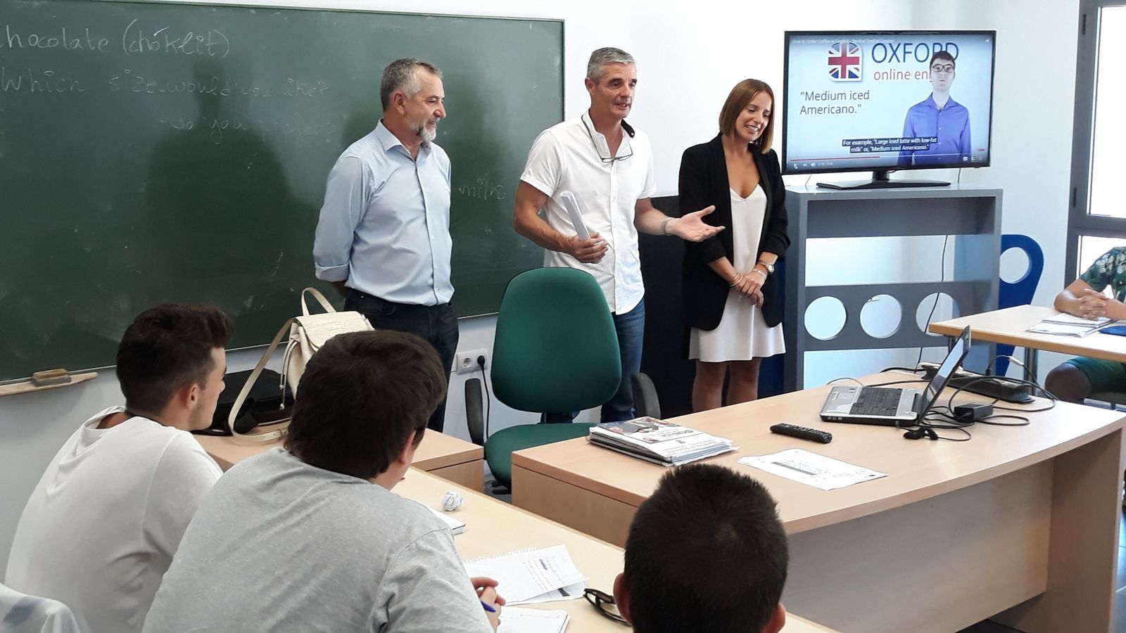 Los representantes públicos visitando una de las aulas formativas.