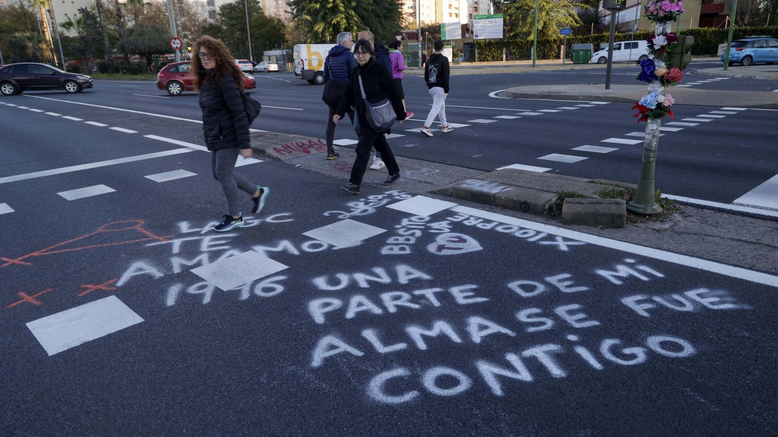 Pintadas en recuerdo de uno de los atropellados.