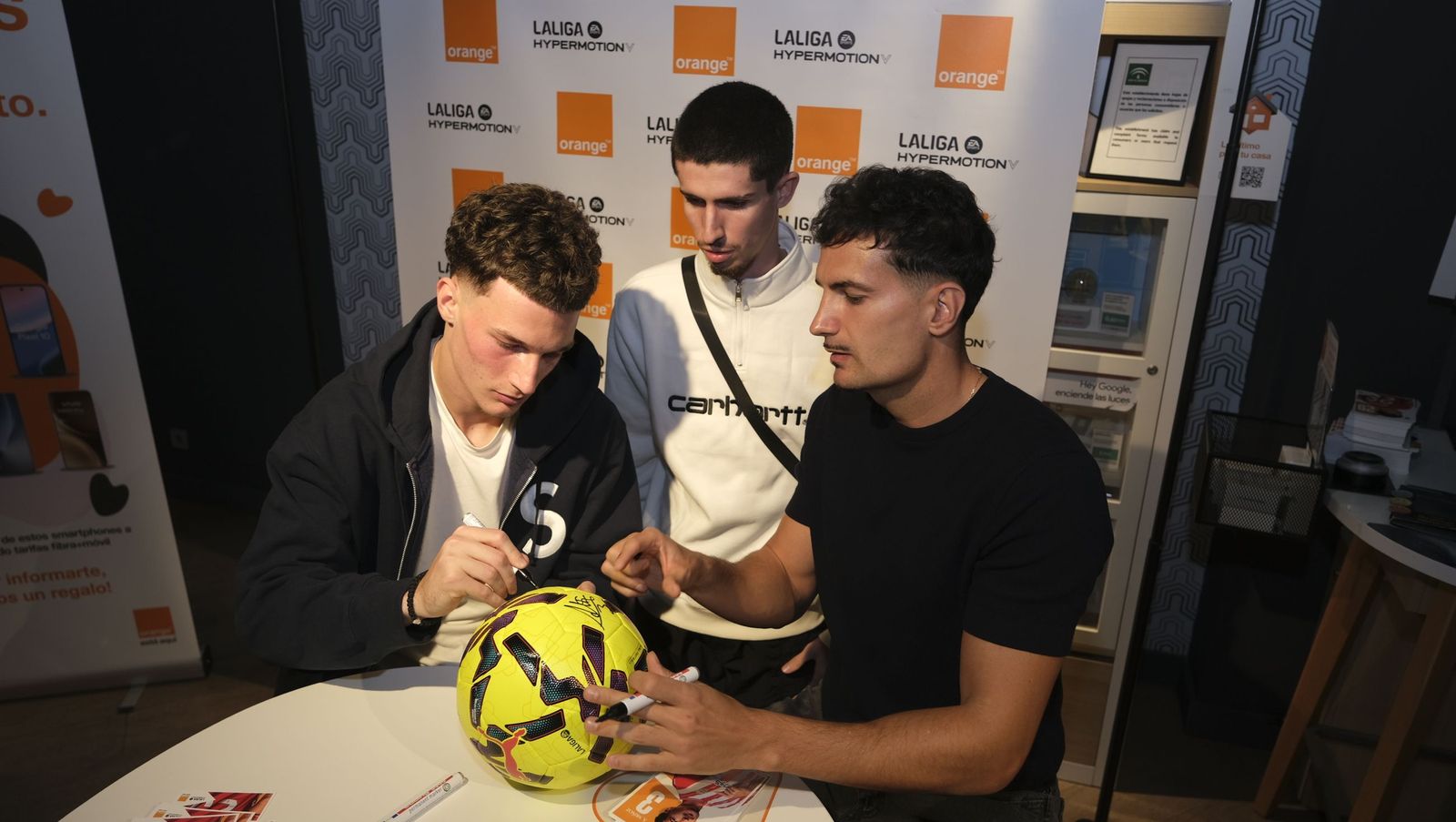 Búscate en las fotos de la firma de los jugadores de la U.D. Almería en la tienda Orange