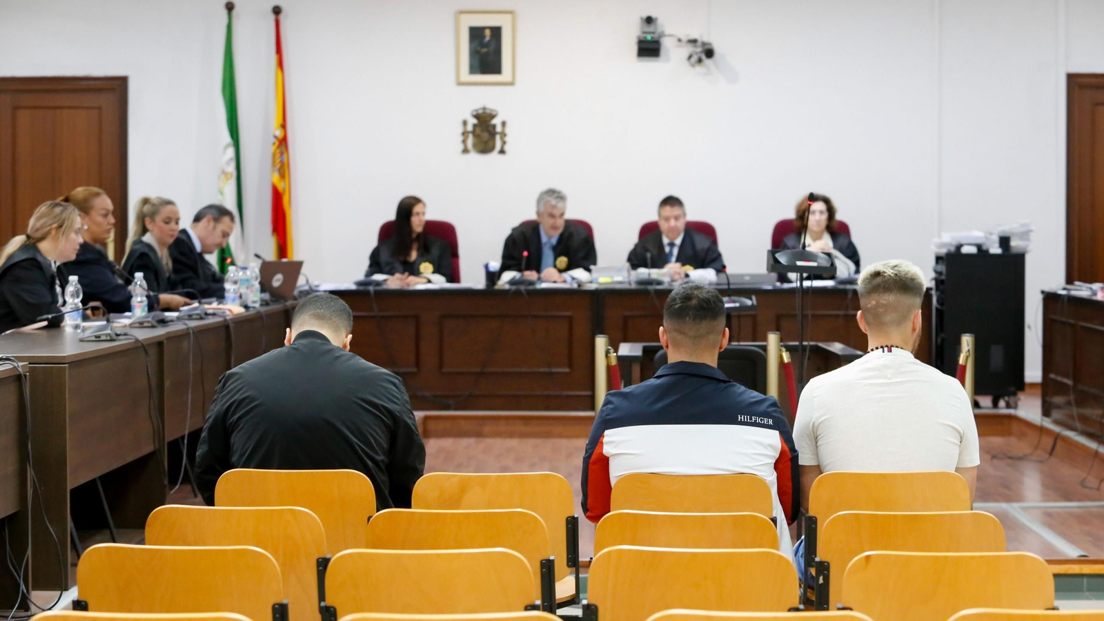 Los tres acusados, ante el tribunal, en la sesión de este miércoles.