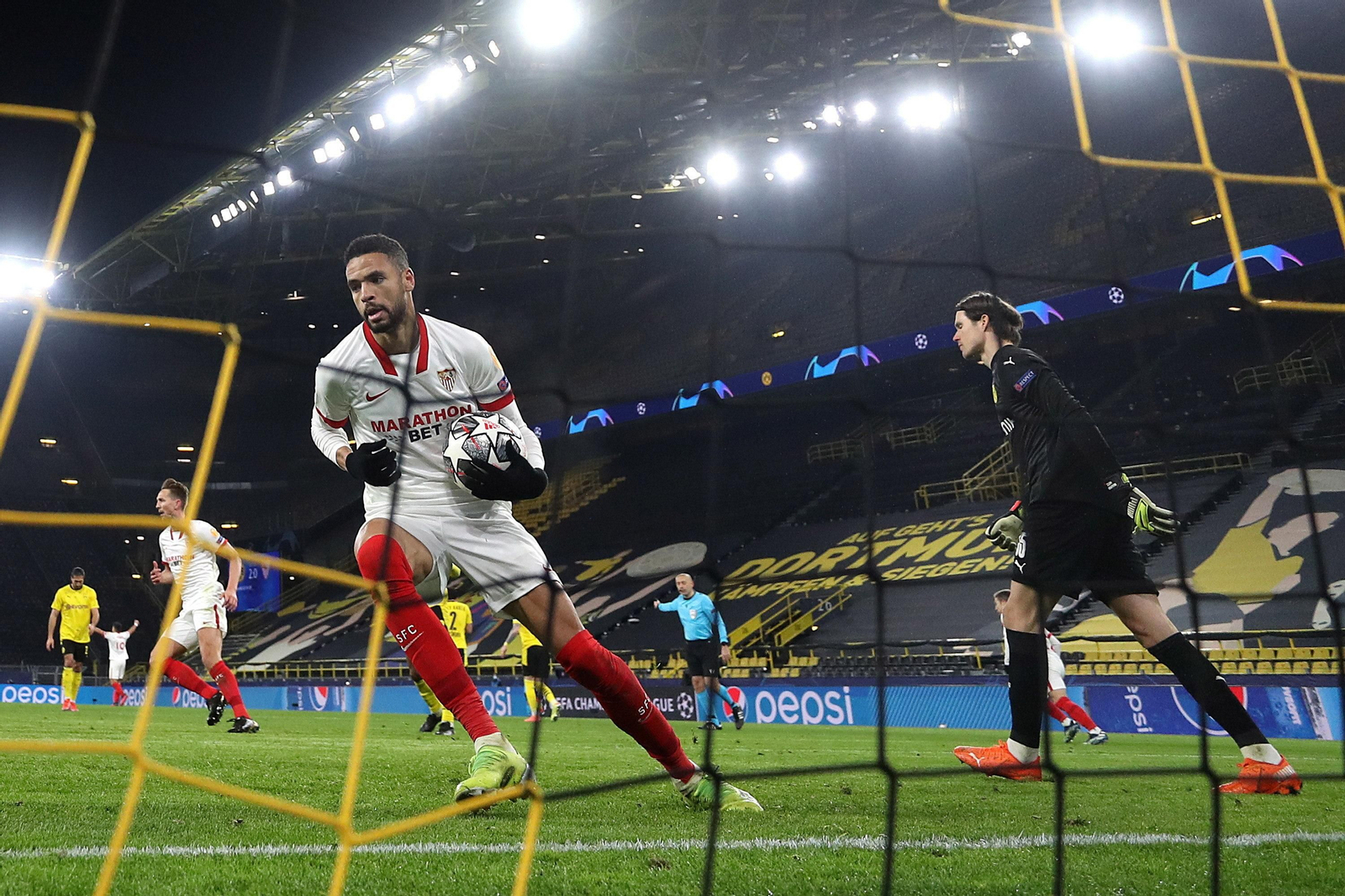 En-Nesyri recoge el balón de las mallas tras marcar de penalti el 2-1.