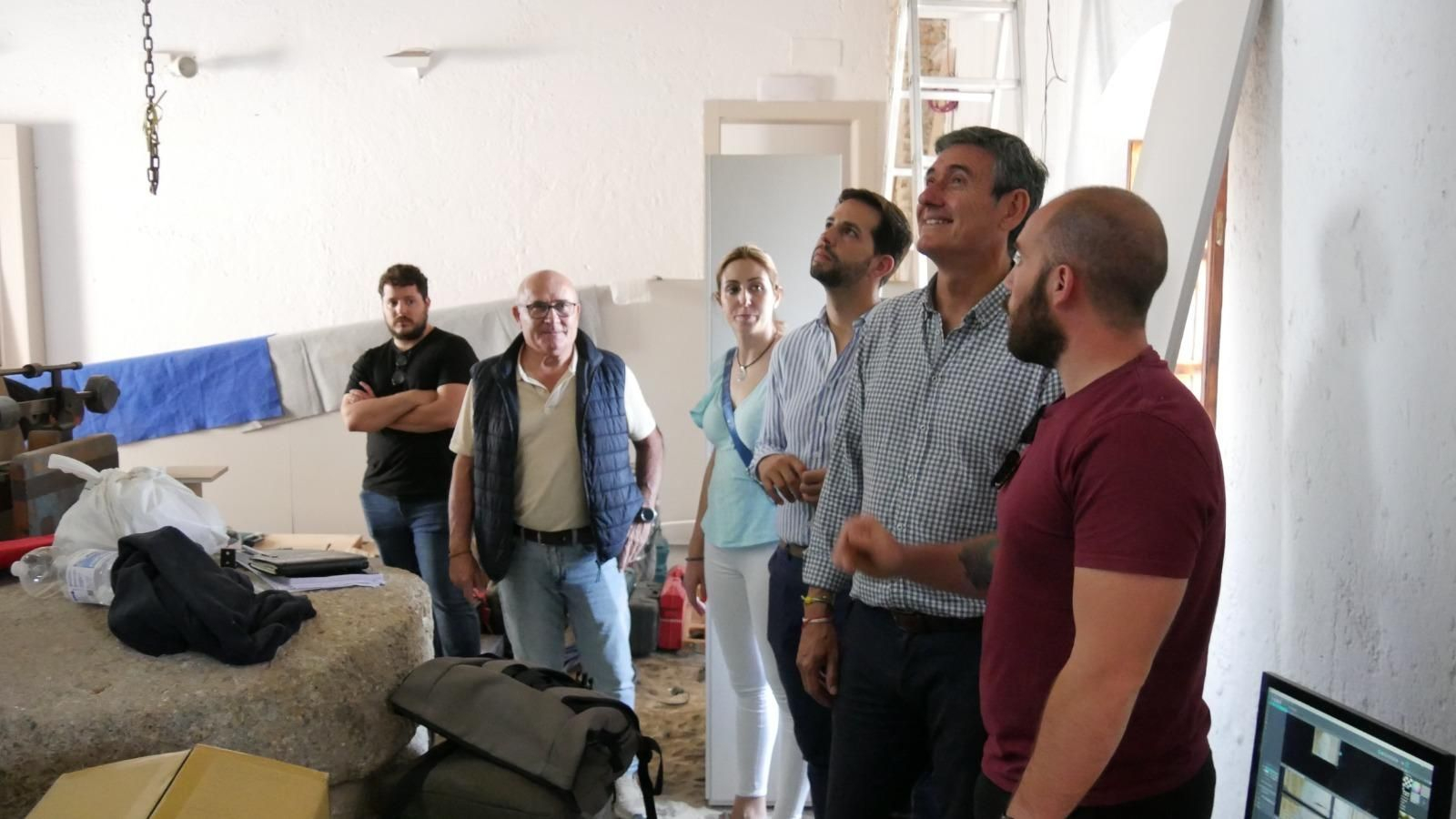 Manuel Cortés, alcalde de la ciudad, junto a ediles de su equipo de Gobierno, en la visita al nuevo espacio.