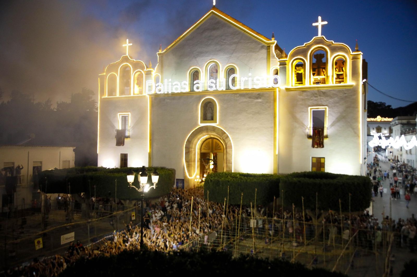 Las imágenes de la misa vespertina y procesión del Cristo de la Luz de Dalías