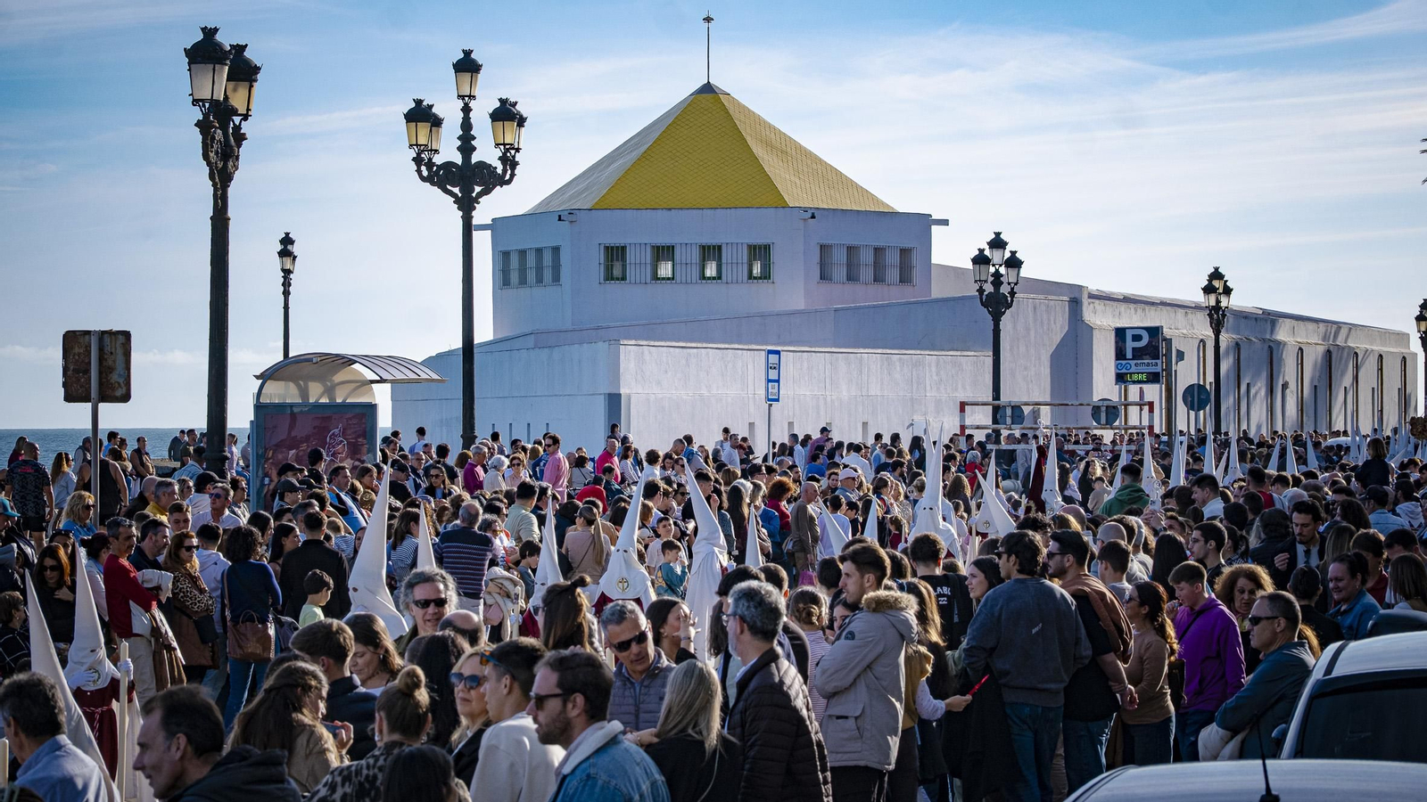 Imágenes de la salida de El Huerto en la Semana Santa de Cádiz 2025