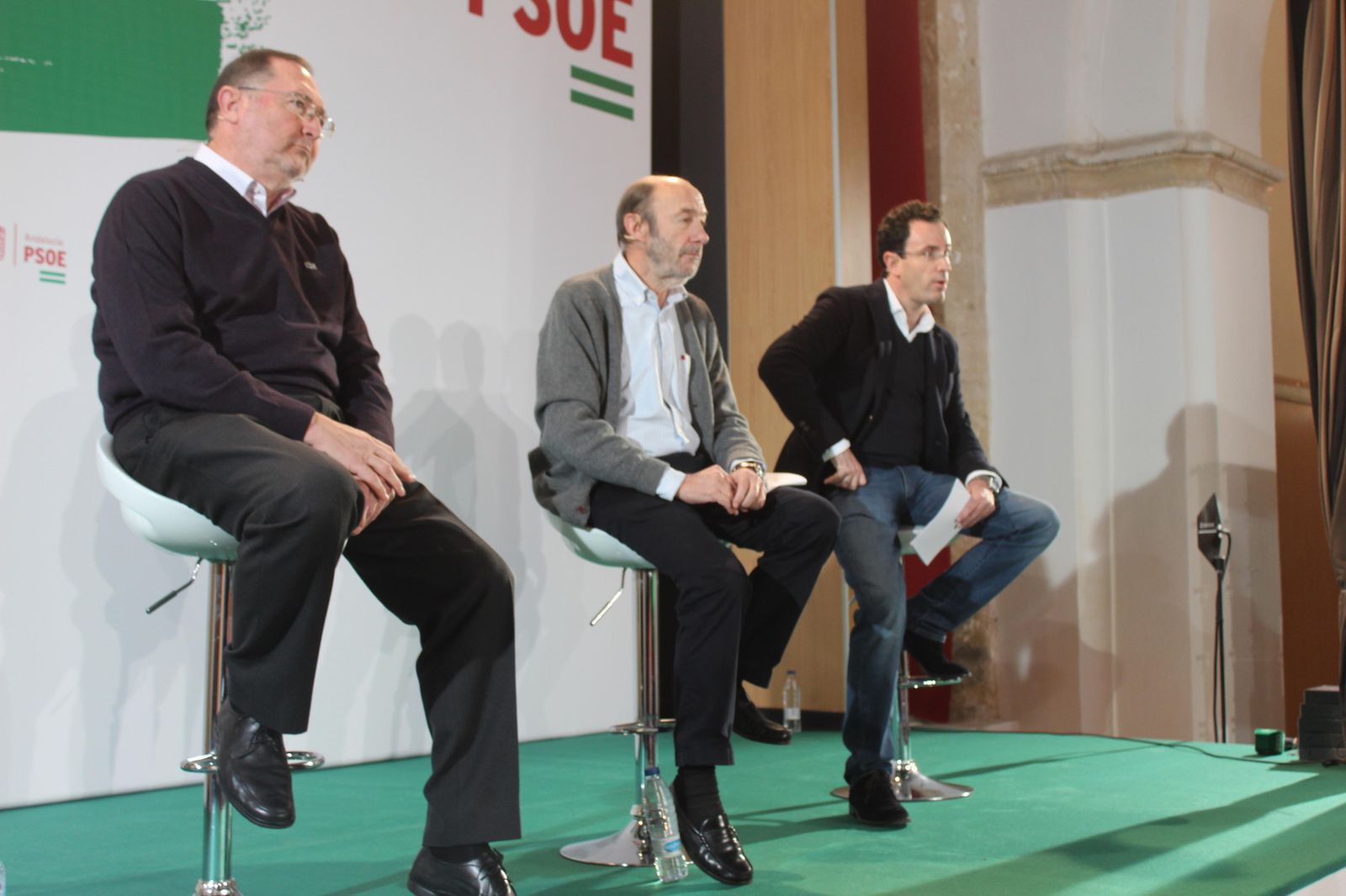 De izquierda a derecha, Diego Caro, Alfredo Pérez Rubalcaba y Francisco Perujo, ayer en Alcalá de los Gazules.