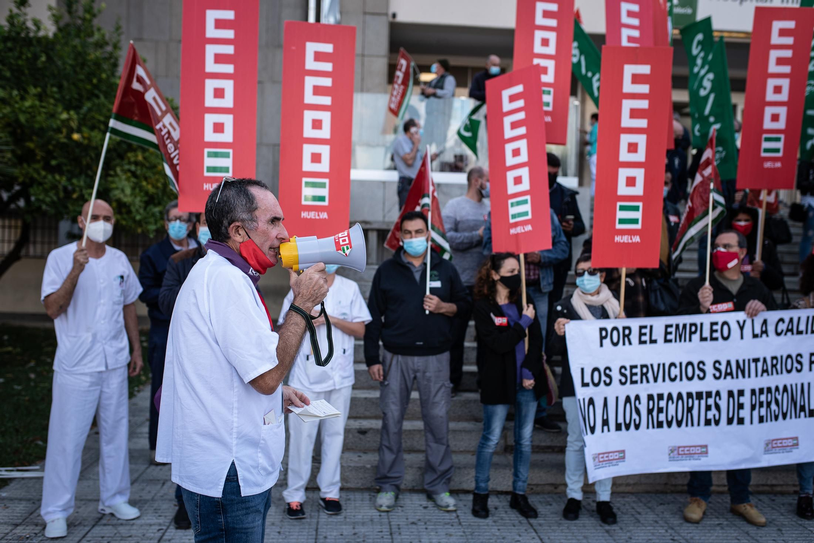Imágenes  de la concentración sindical de sanitarios en el Infanta Elena