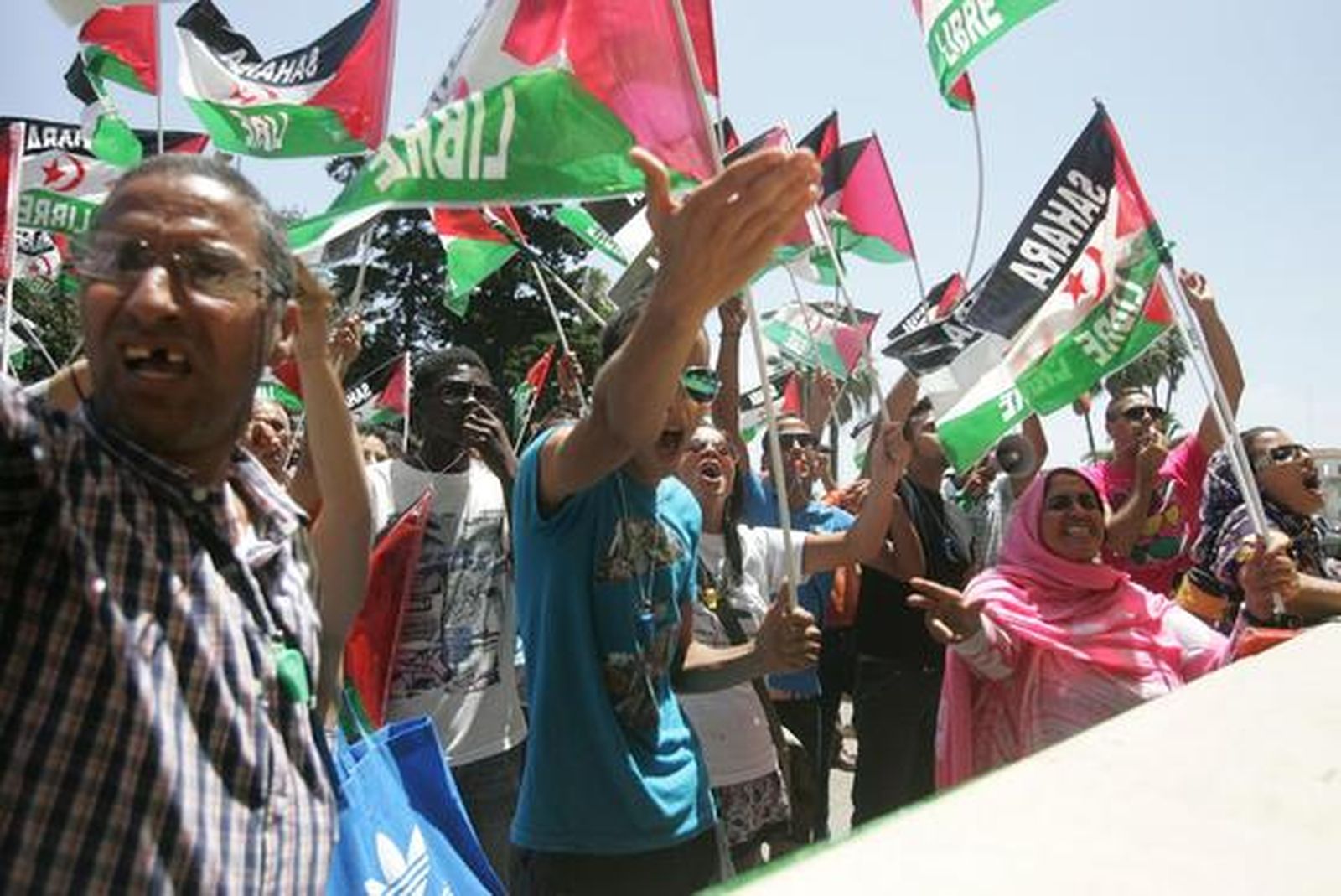 Unas 200 personas reclaman el Sahara libre antes el Consulado de Marruecos donde les responden unos 30 marroquíes gritando y besando la bandera de su país./Fotos:J.M.Quiñones

Foto: J.M.Q.