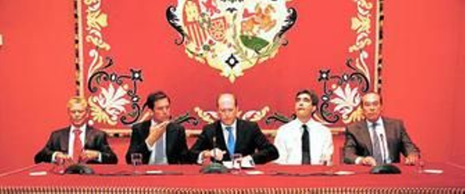 Antonio Ruiz 'Espartaco padre', Dávila Miura, Fernando Carrasco, Emilio Muñoz y Curro Romero, en el comienzo de la mesa redonda.