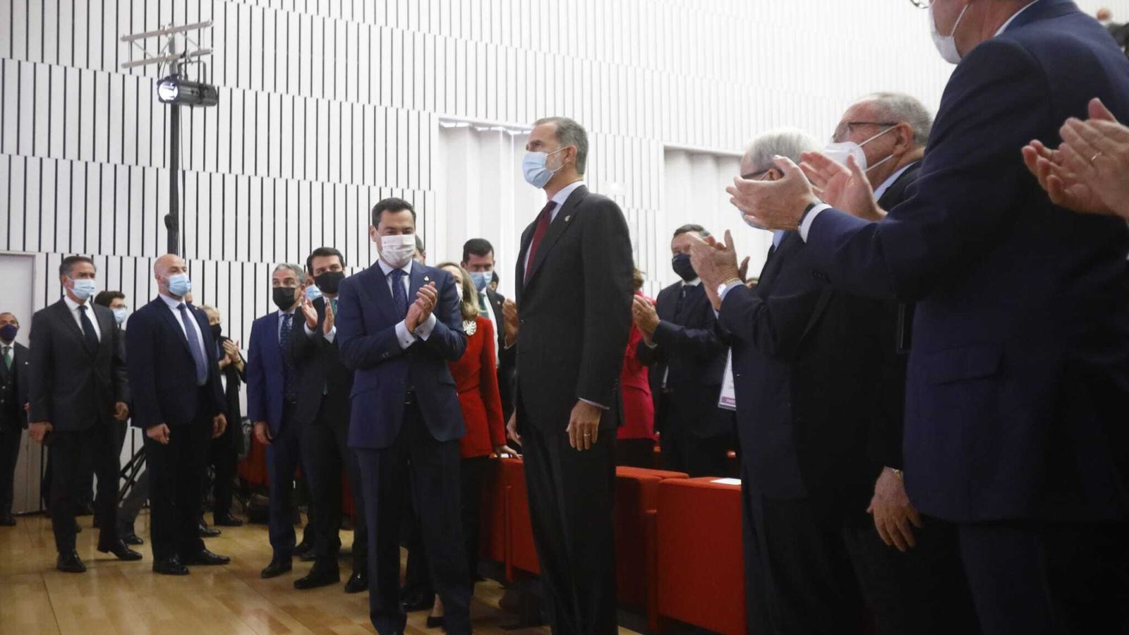 Felipe VI recibe los aplausos de los asistentes a su llegada al salón de actos del Palacio de Congresos.