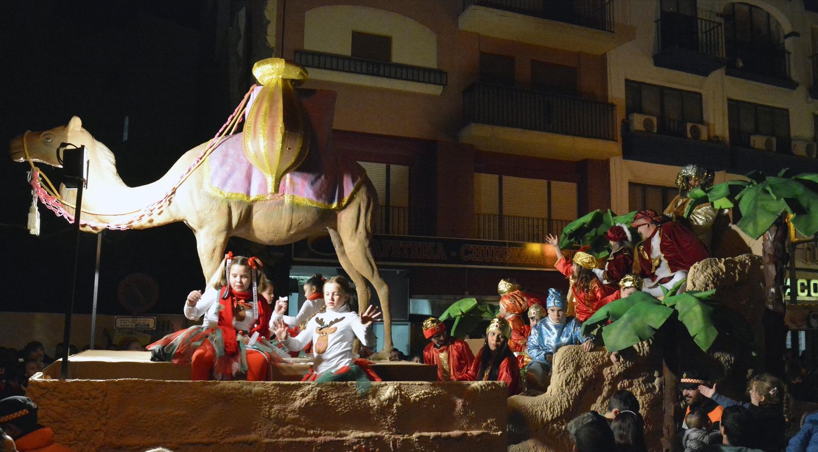 Una de las carrozas de la cabalgata de Reyes de La Línea, ayer por la tarde.