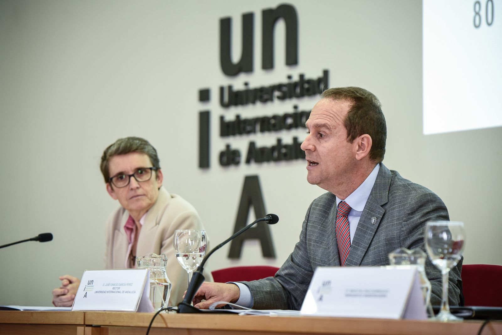 Imágenes de la conferencia  'La Rábida- ocho décadas de un sueño universitario'