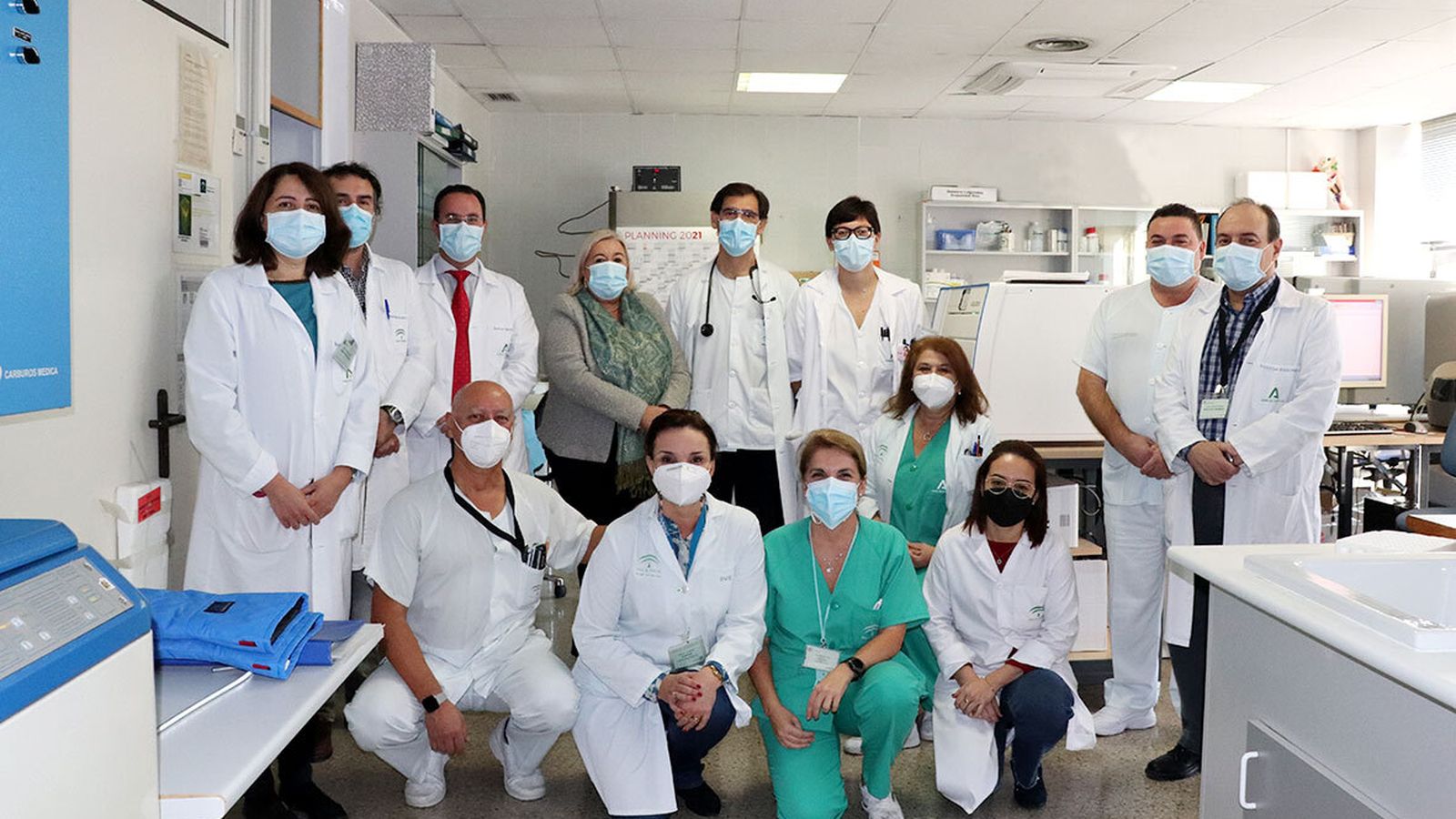 Foto de equipo durante la visita de la delegada a Hematología con motivo del 15 aniversario del autotrasplante.