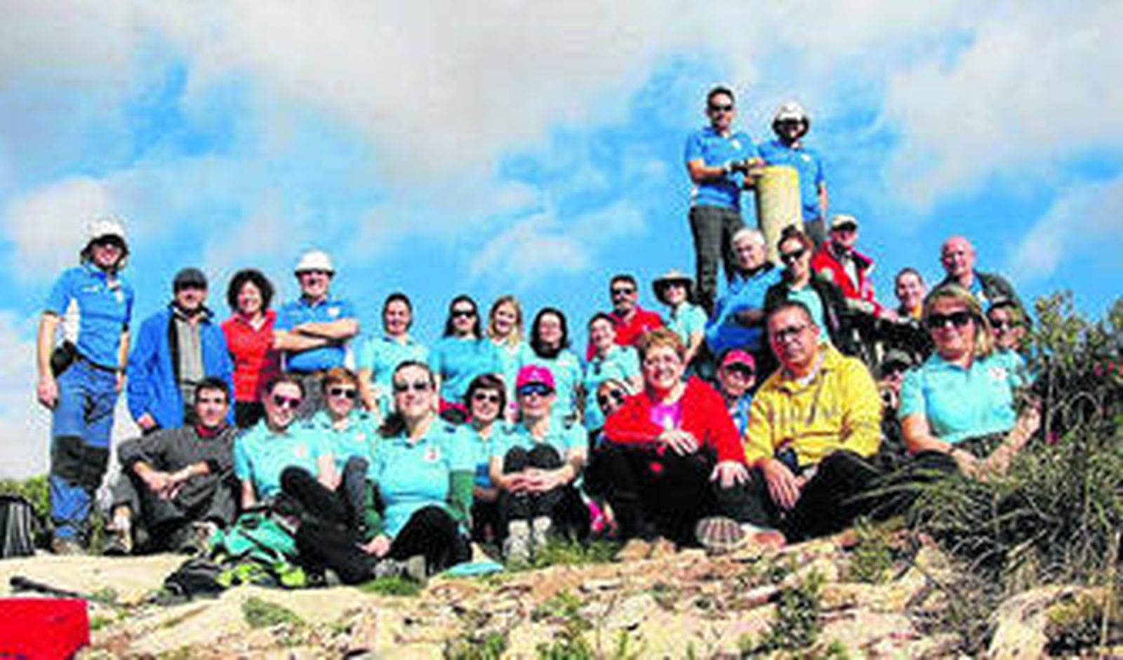 Senderistas disfrutan de la montaña y el tiempo libre en el Cabezo de la Jara