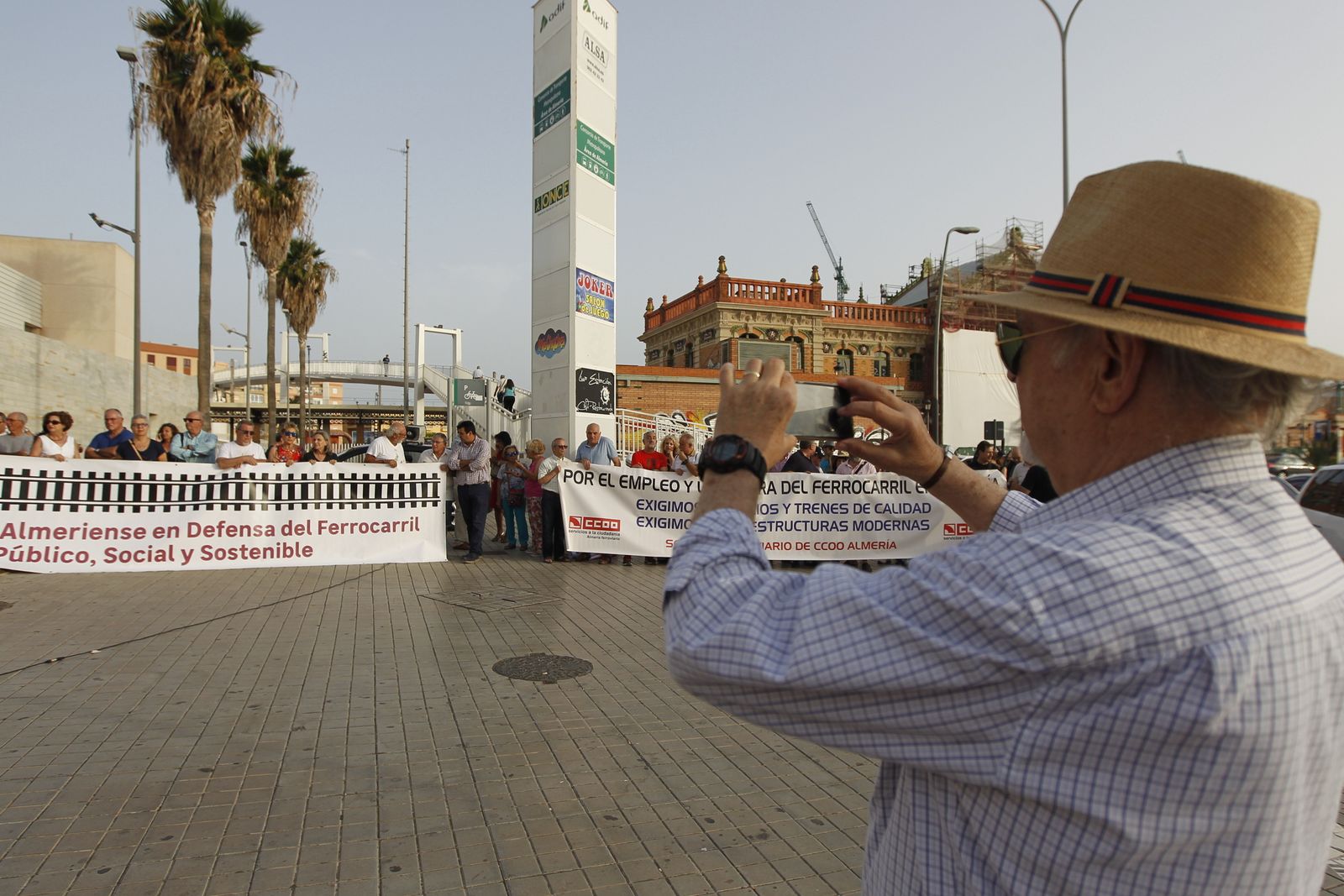 Fotogalería manifestación Mesa del Ferrocarril de Almería