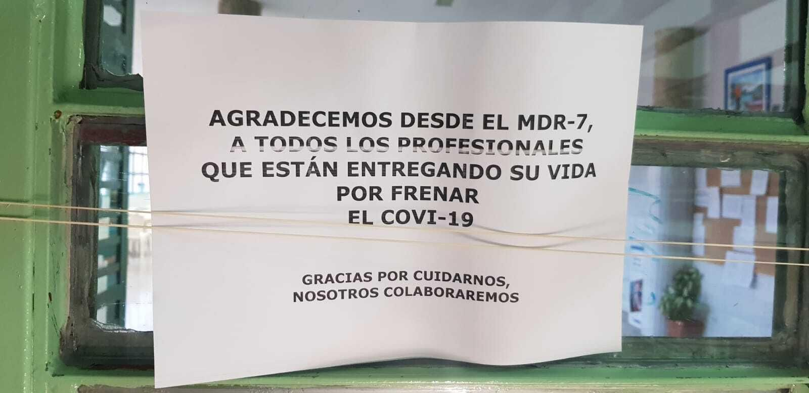El cartel colgado por los internos a la entrada de uno de los módulos de Sevilla-I.