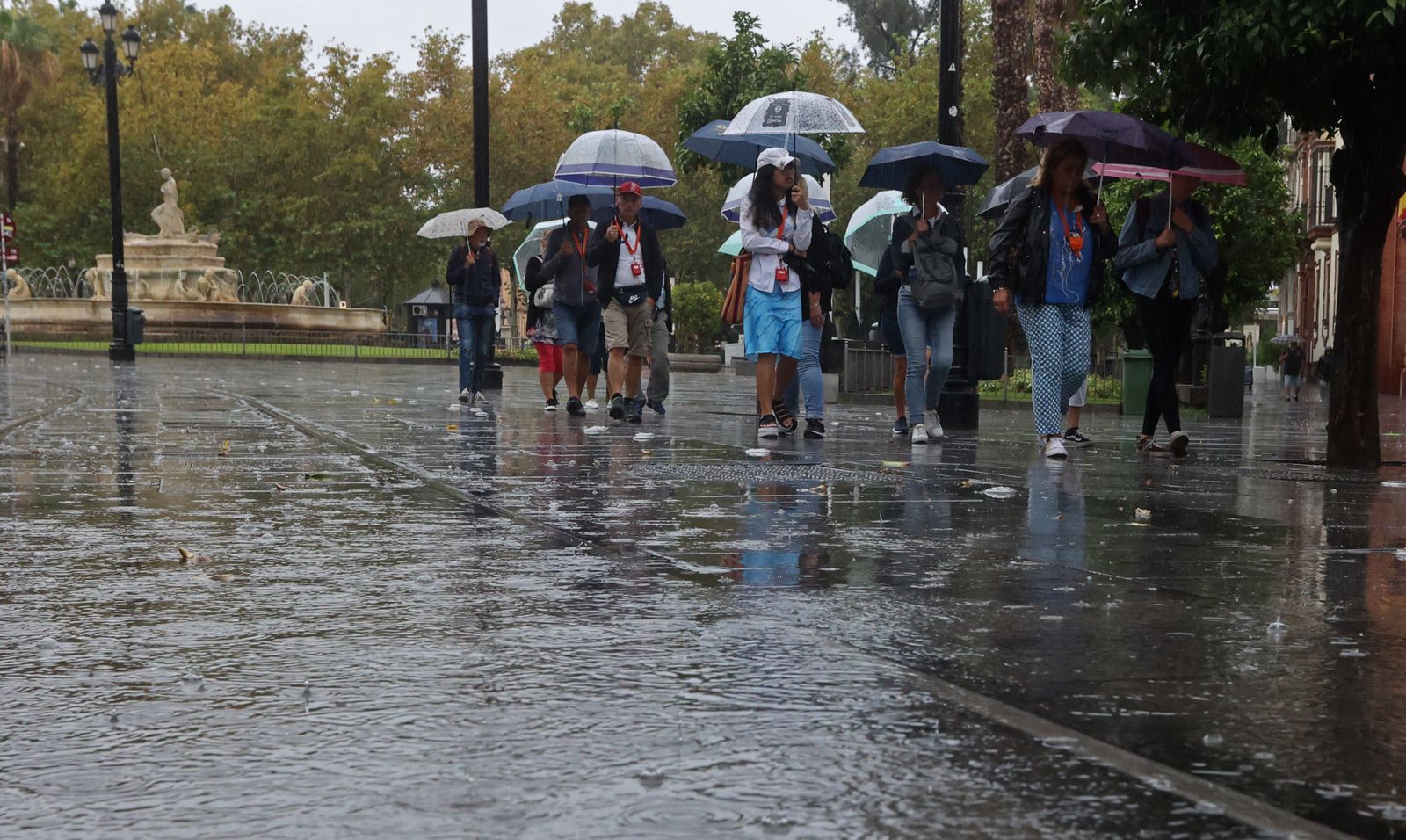 Turistas bajo la lluvia en la Puerta de Jerez durante el mes de octubre.
