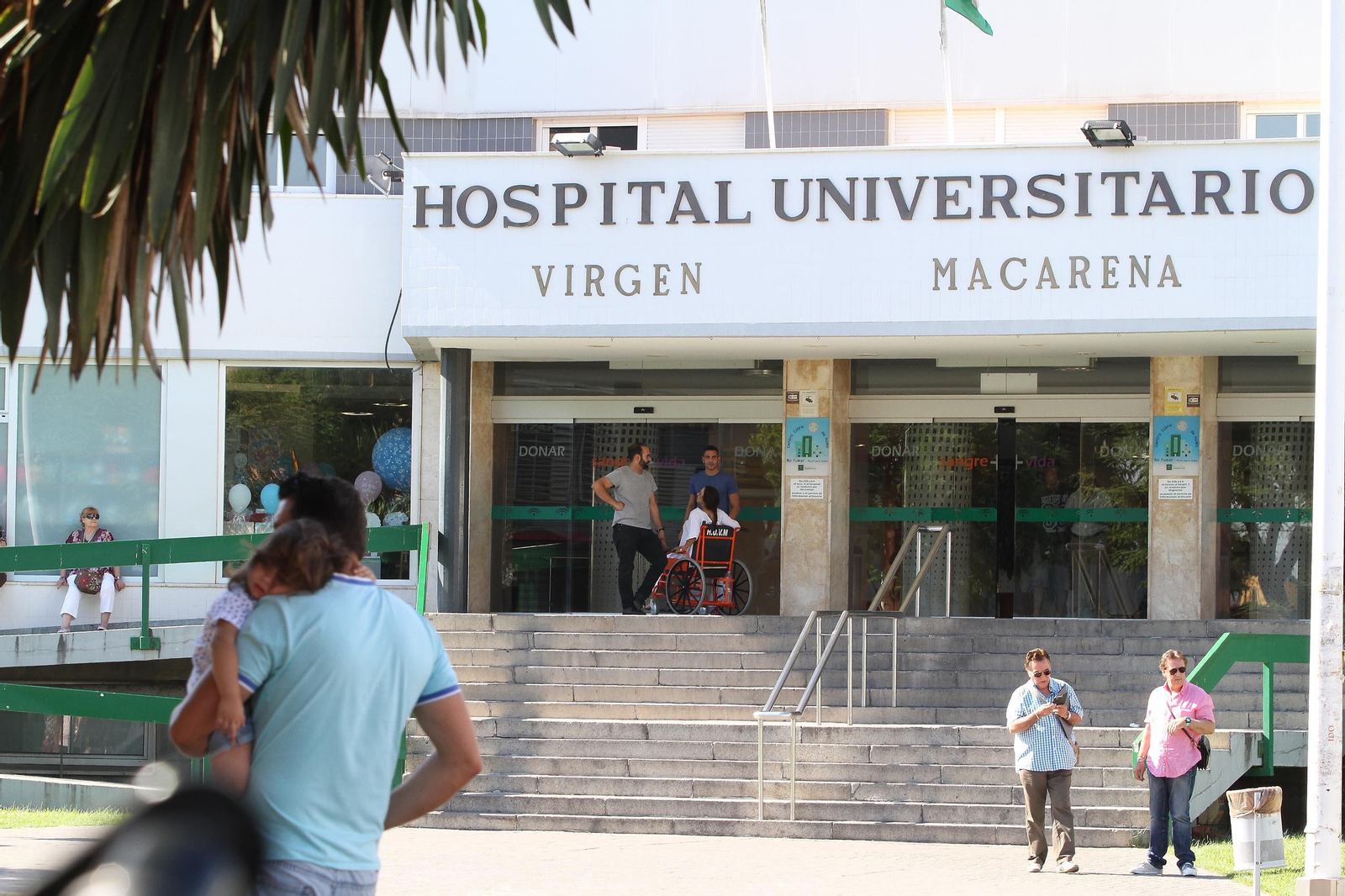 Entrada principal del Hospital Virgen Macarena de Sevilla.