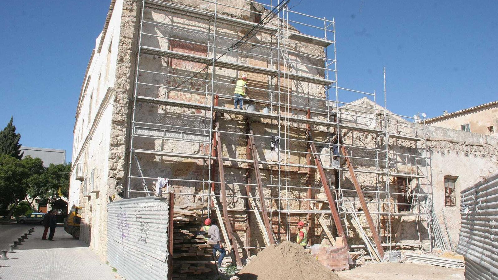 Otra imagen de las obras en la parte posterior del Palacio de Vizarrón.