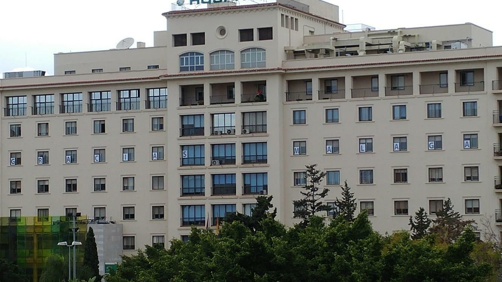 Las palabras Gracias, Málaga, en las ventanas de una de las plantas del Regional.