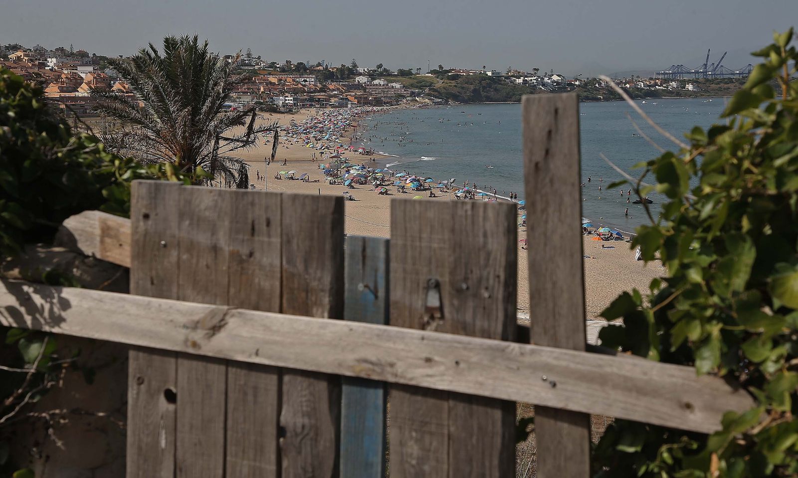 La playa de Getares abarrotada este domingo, en imágenes