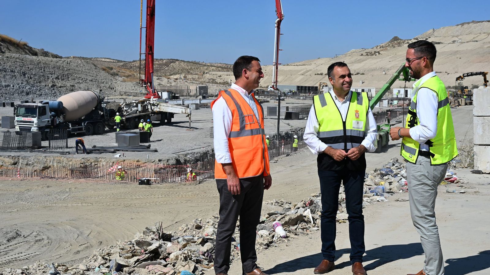 Visita del presidente de la Diputación de Granada, Francis Rodríguez a las obras de la Ecocentral.