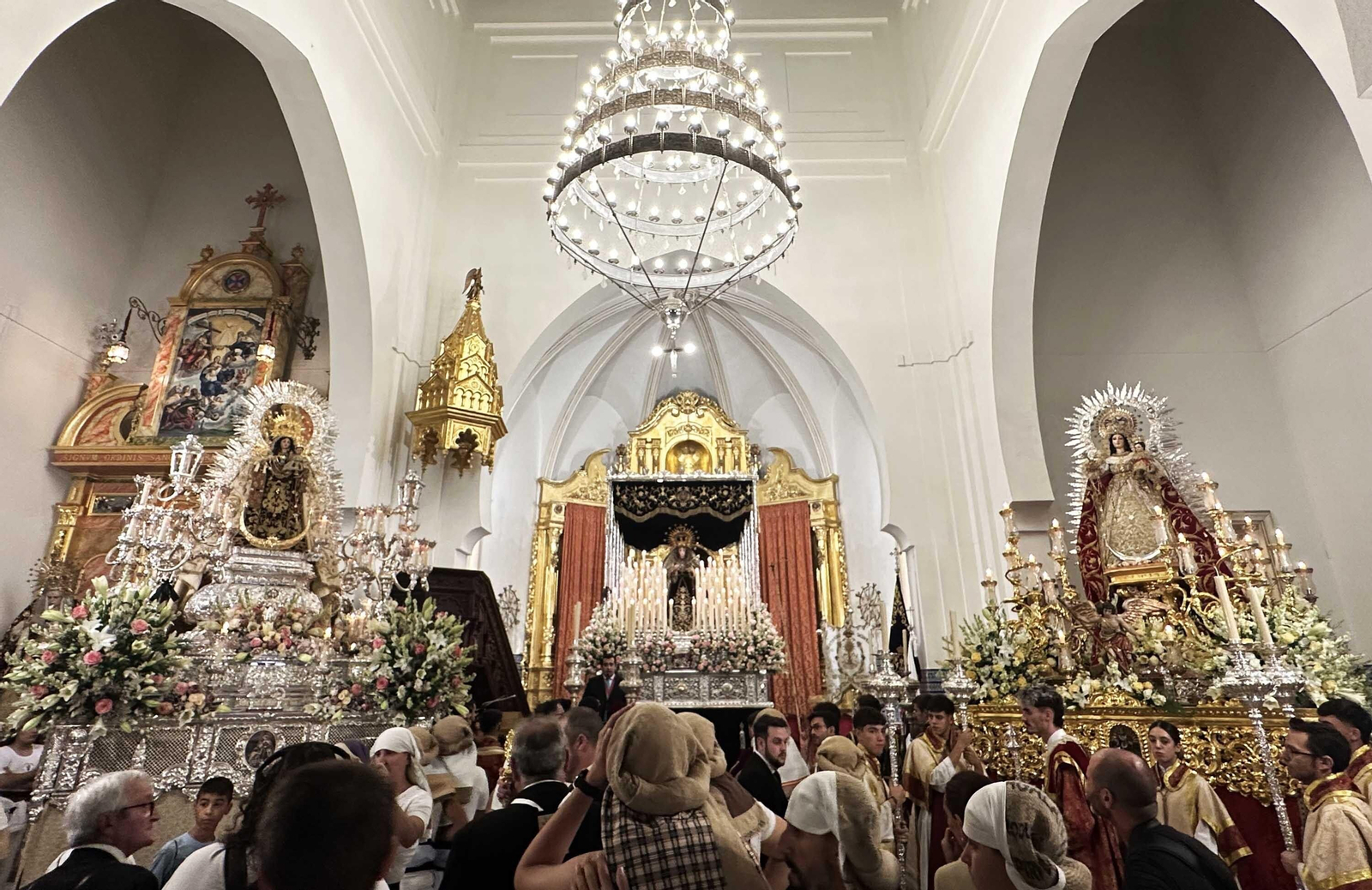 Las tres advocaciones marianas, justo antes de salir del templo