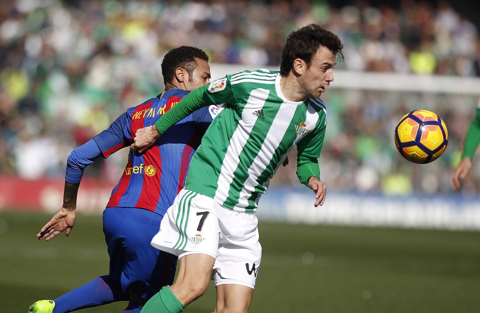 Rubén Pardo se lleva el esférico ante Neymar, en un lance del juego en la primera parte del encuentro disputado en el Benito Villamarín.
