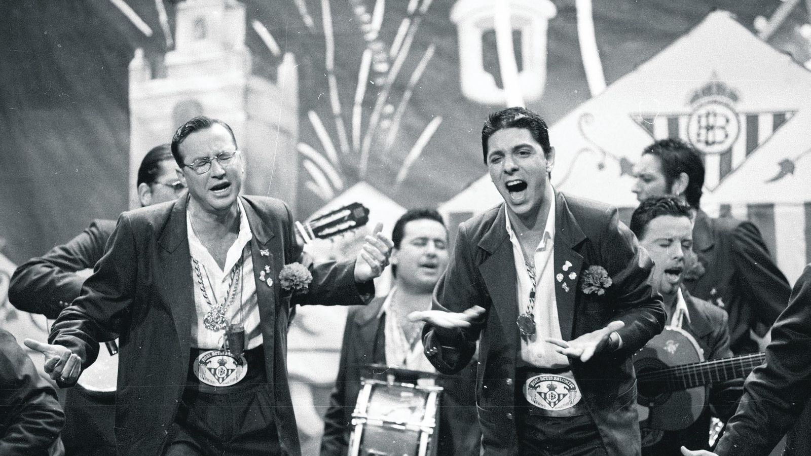 Javi Bohórquez, a la derecha, en la chirigota Sevilla tuvo que ser , miarma'