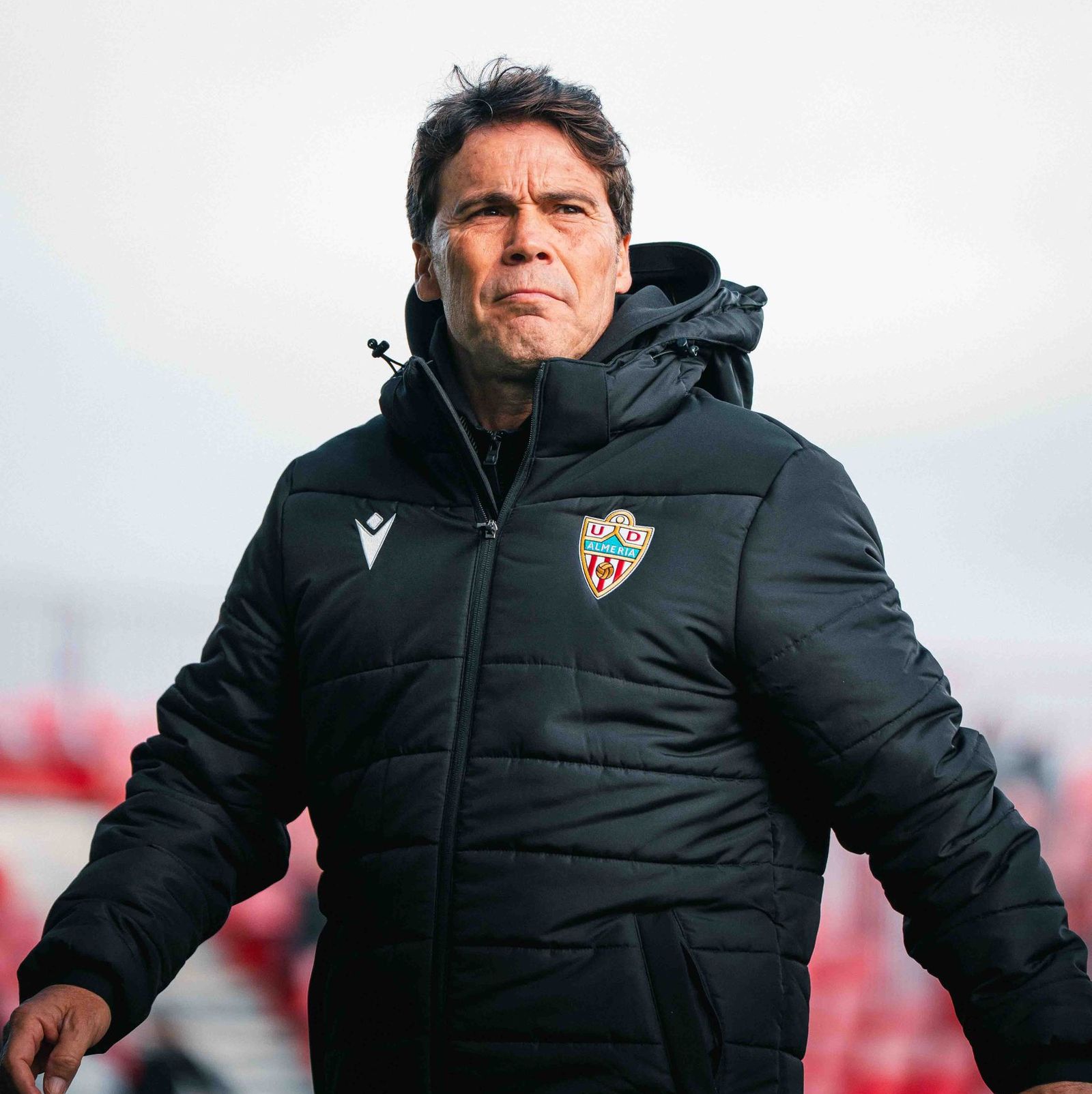 Rubi se dirige a su banquillo antes del comienzo del encuentro de los rojiblancos en Anduva.