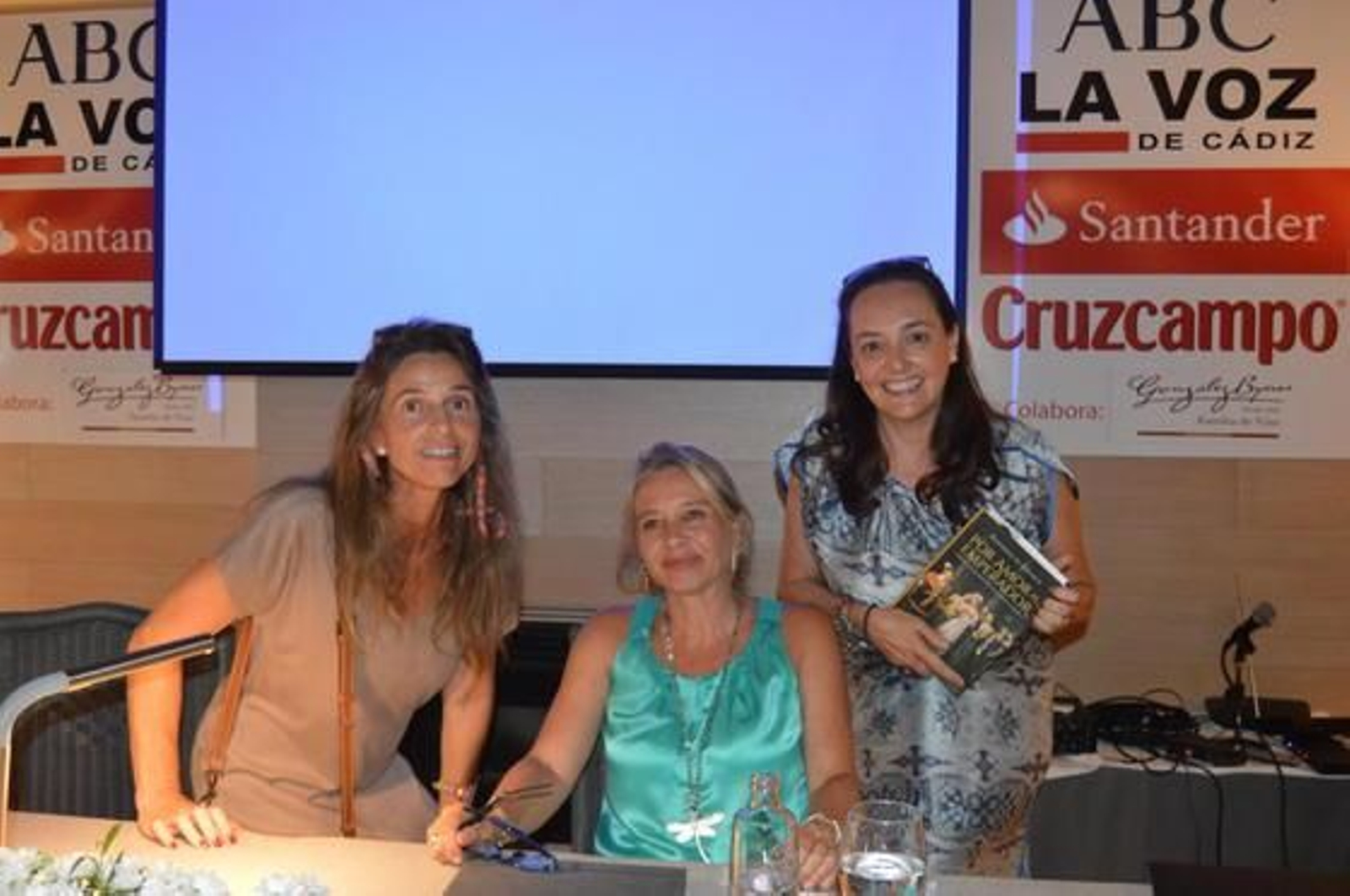 La escritora Almudena de Arteaga con Elena Acaso y Montse del Cuvillo Martínez del Cerro, durante la firma de su nueva obra.

Foto: Ignacio Casas de Ciria