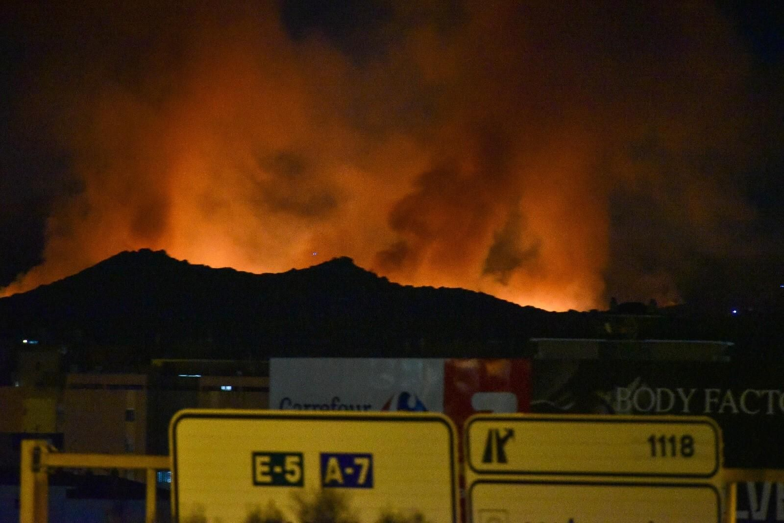 Las fotos del incendio entre las Pantallas y la Marchenilla, en Algeciras